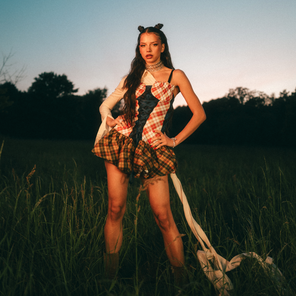 Die Ausnahmekünstlerin aus Deutschland hat sich in den letzten vier Jahren eine große Fan-Base aufgebaut. Ihr neuestes Video "Wenn das Liebe ist" wurde ebenfalls zum viralen Hit.