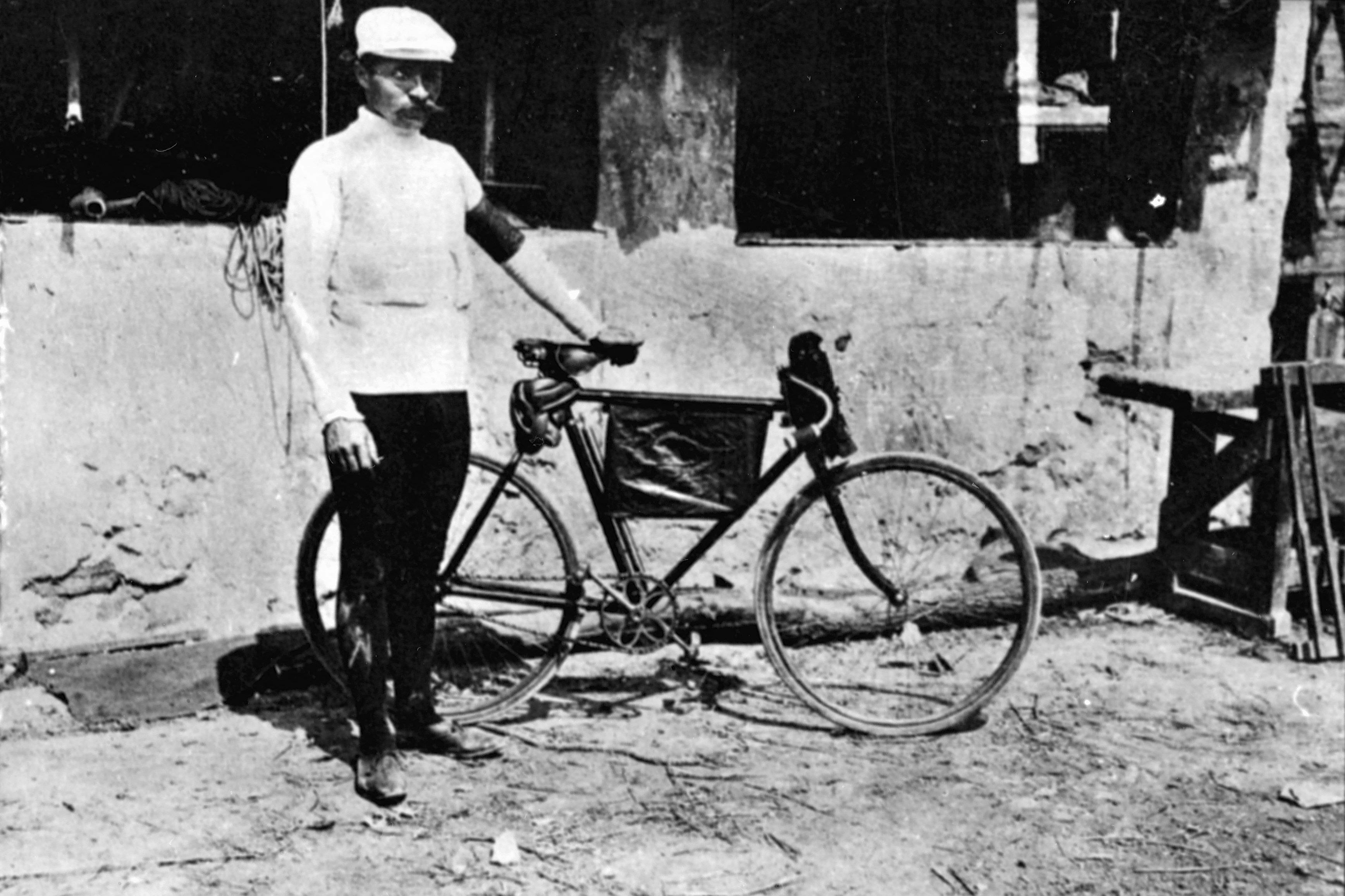 Der französische Radrennfahrer Maurice Garin (1871-1957) war im JAhr 1903 der erste Gesamtsieger der Tour de France