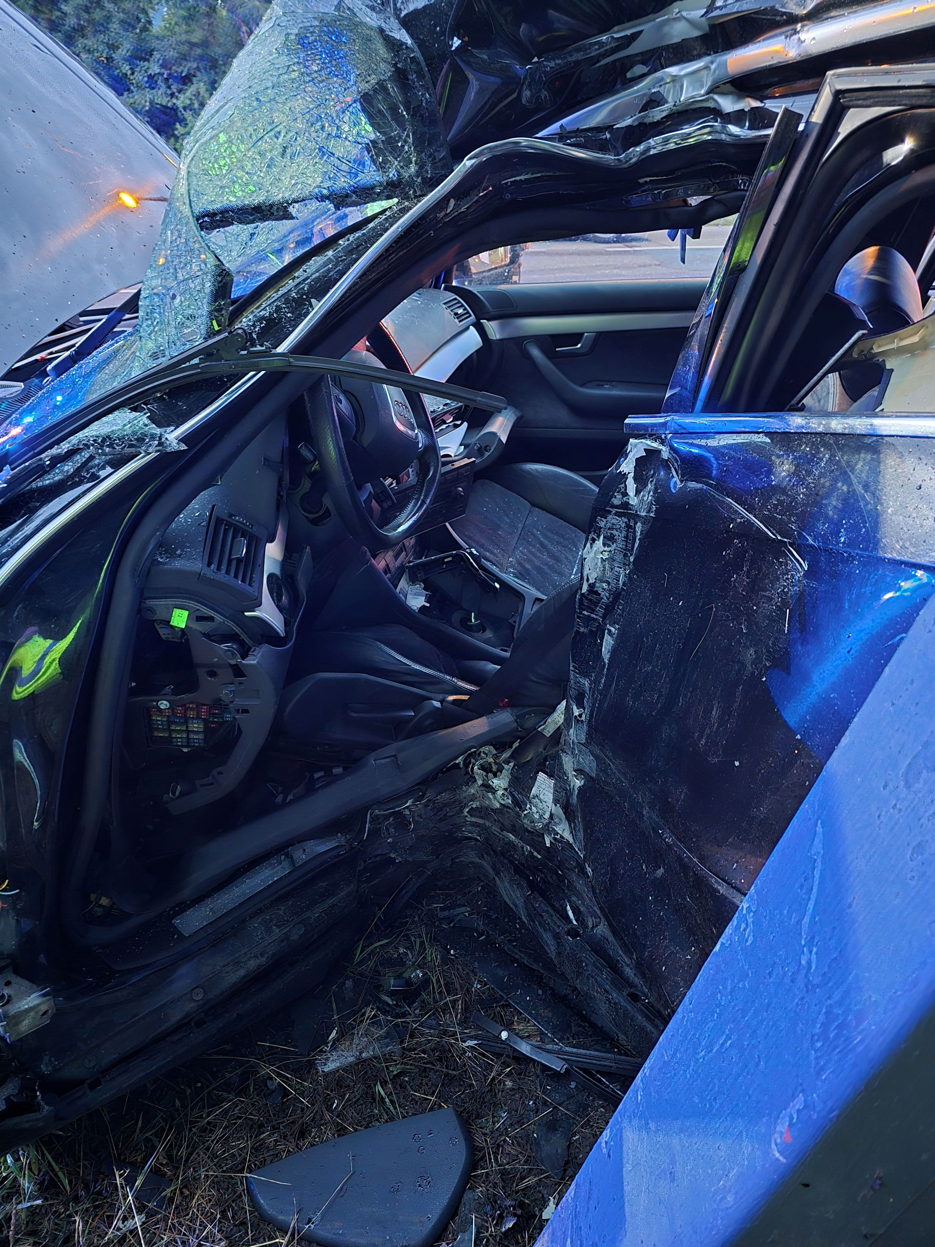 Der Audi A4 wurde auseinandergeschnitten.