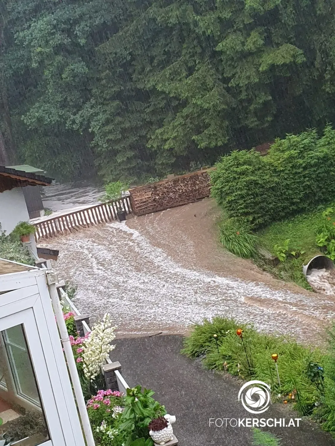 Eine Nacht der Extreme: Die Wassermassen wüteten im ganzen Land.