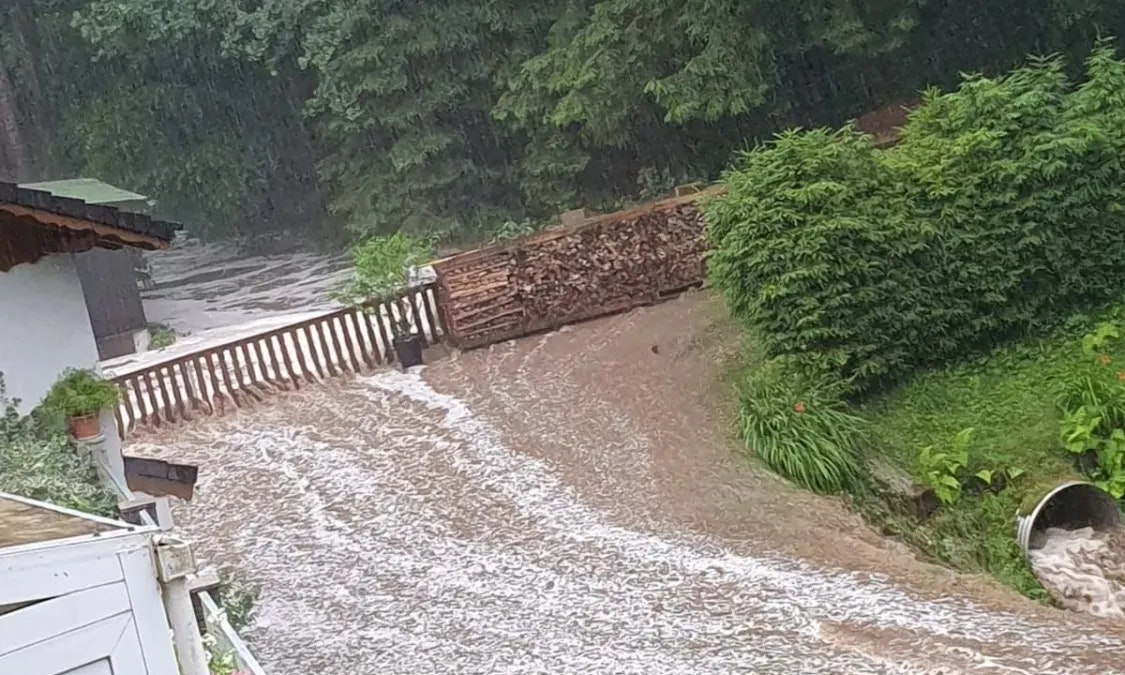 Heute.at - Oh mein Gott, Hilfe! – Video zeigt gewaltige Flut