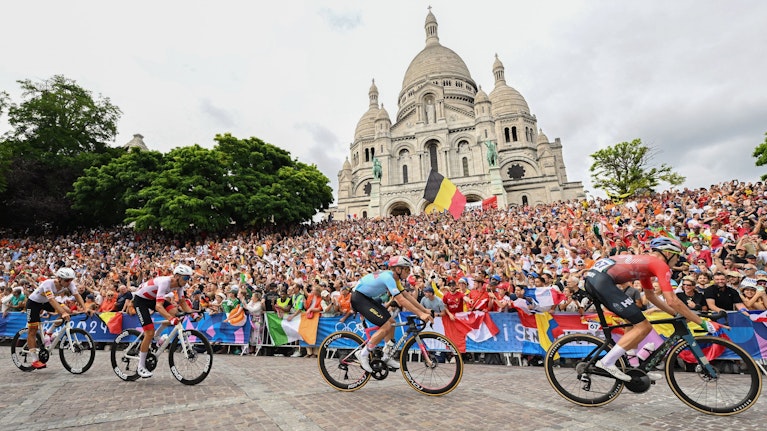 Am 5. Juli startet die 112. Tour de France, das berühmteste Radrennen der Welt. Welche Etappen besonders heikel sind, was die Fahrer in Paris erwartet und wie die Chancen für Österreichs Überflieger Felix Gall stehen. Das sollte man über die Tour 2025 wissen.