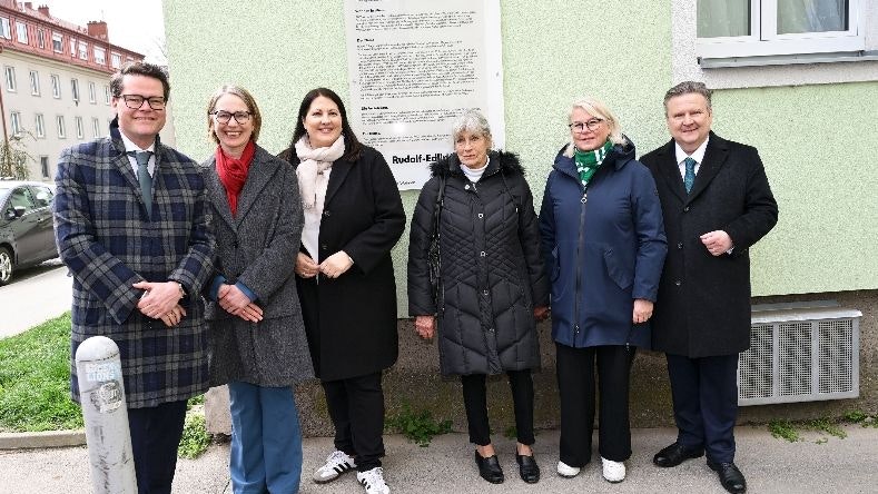 (v.l.n.r.) Jürgen Czernohorszky (Klimastadtrat), Michaela Schüchner (Bezirksvorsteherin Penzing), Kathrin Gaál (Vizebürgermeisterin und Wohnbaustadträtin), Jutta Edlinger, Edeltraud Hanappi-Egger (Vizepräsidentin Rapid), Michael Ludwig (Bürgermeister).