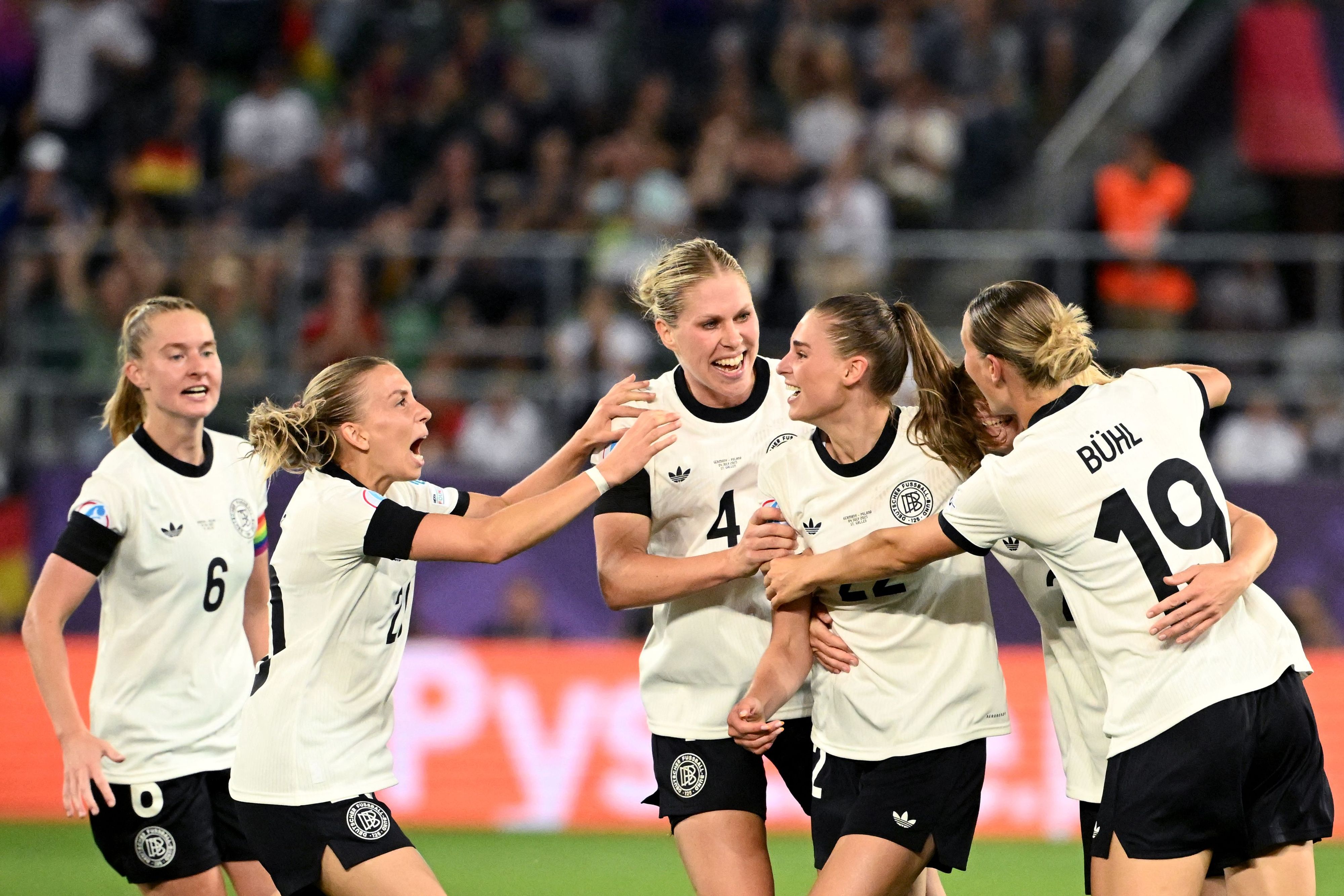 Die DFB-Frauen schlagen Polen bei der Europameisterschaft.
