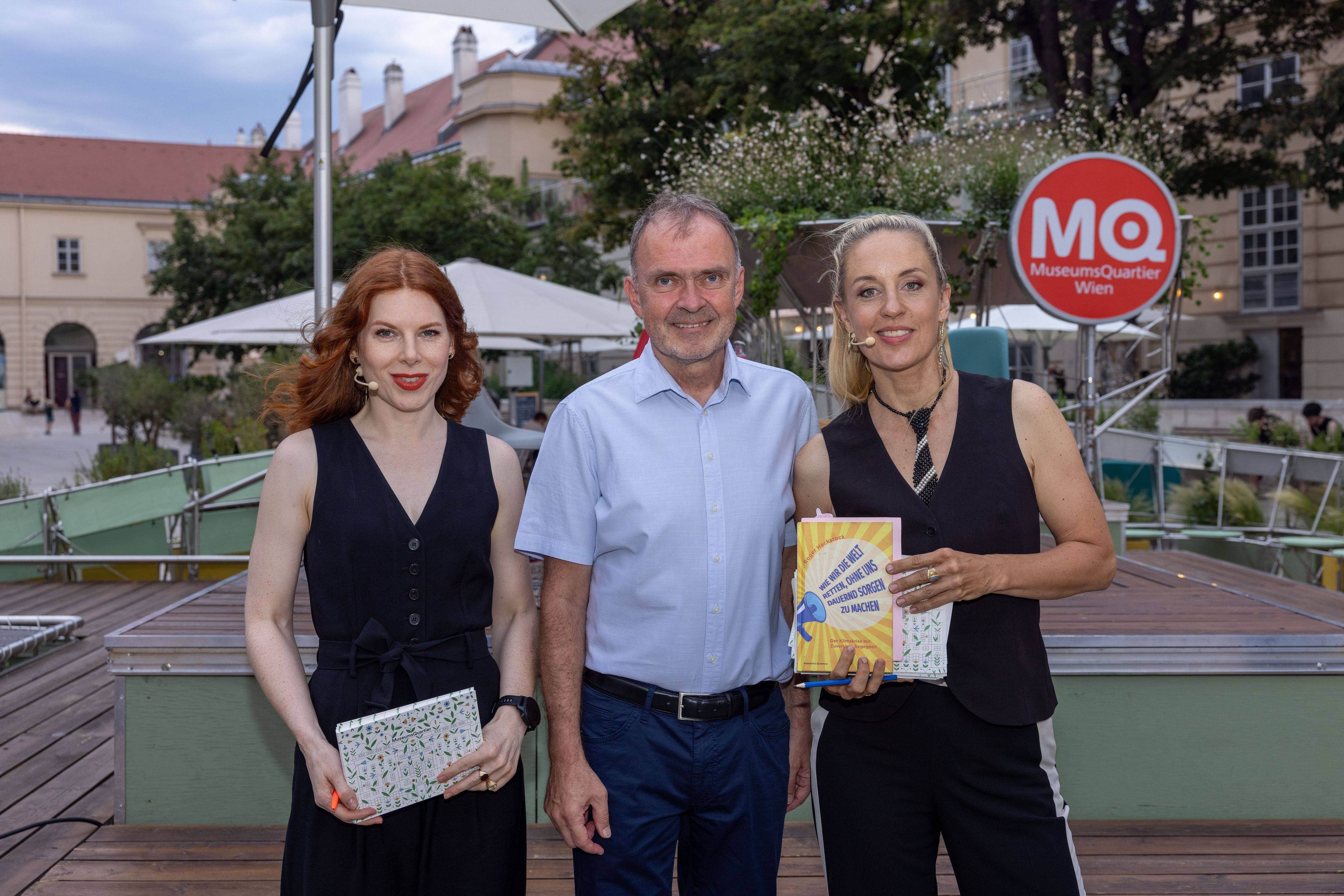 Teresa Vogl, Autor Roger Hackstock und Lilian Klebow waren erfreut über die vielen Teilnehmer bei 