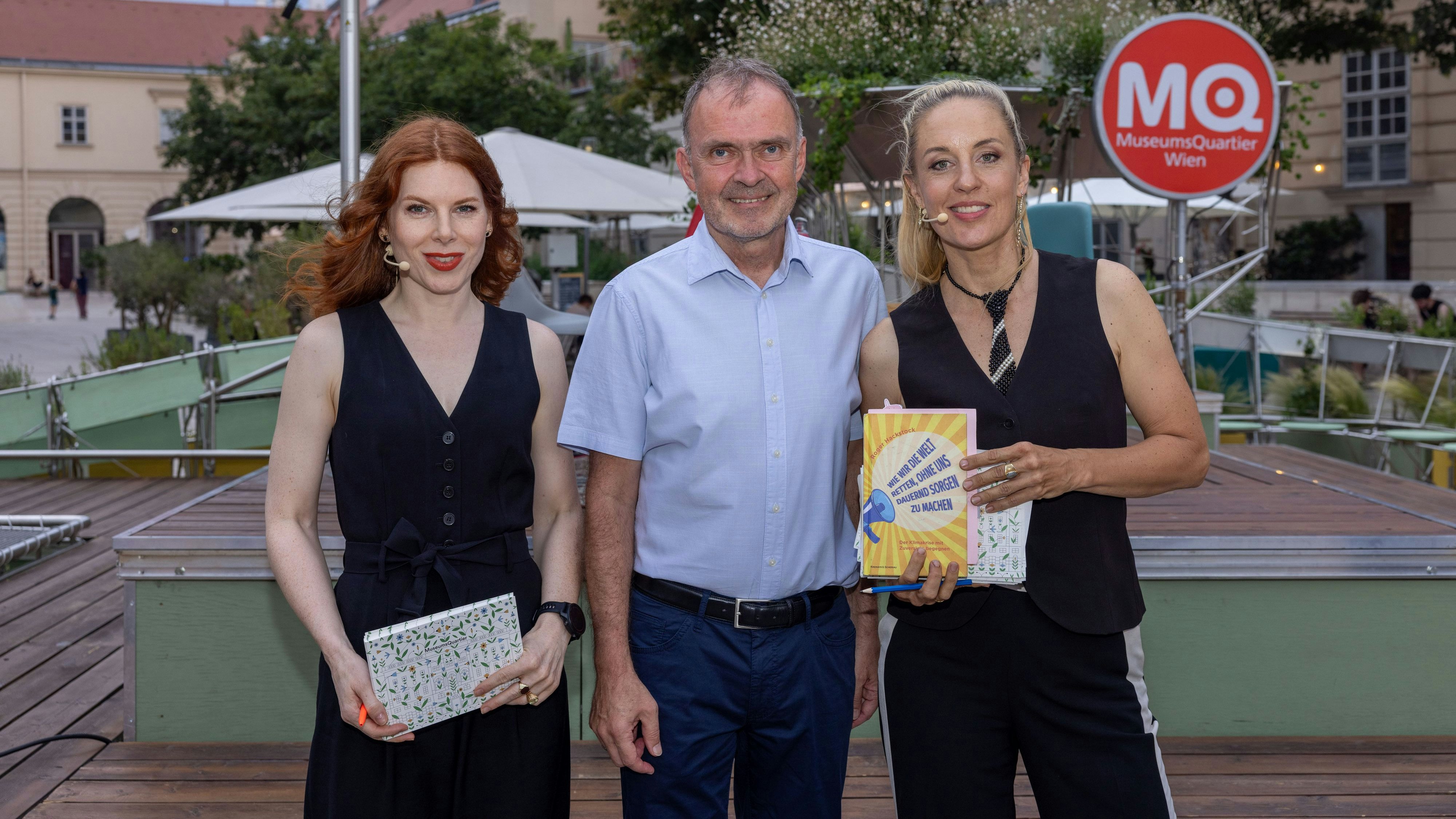 Teresa Vogl, Autor Roger Hackstock und Lilian Klebow waren erfreut über die vielen Teilnehmer bei "Hurra, wie lesen noch". 