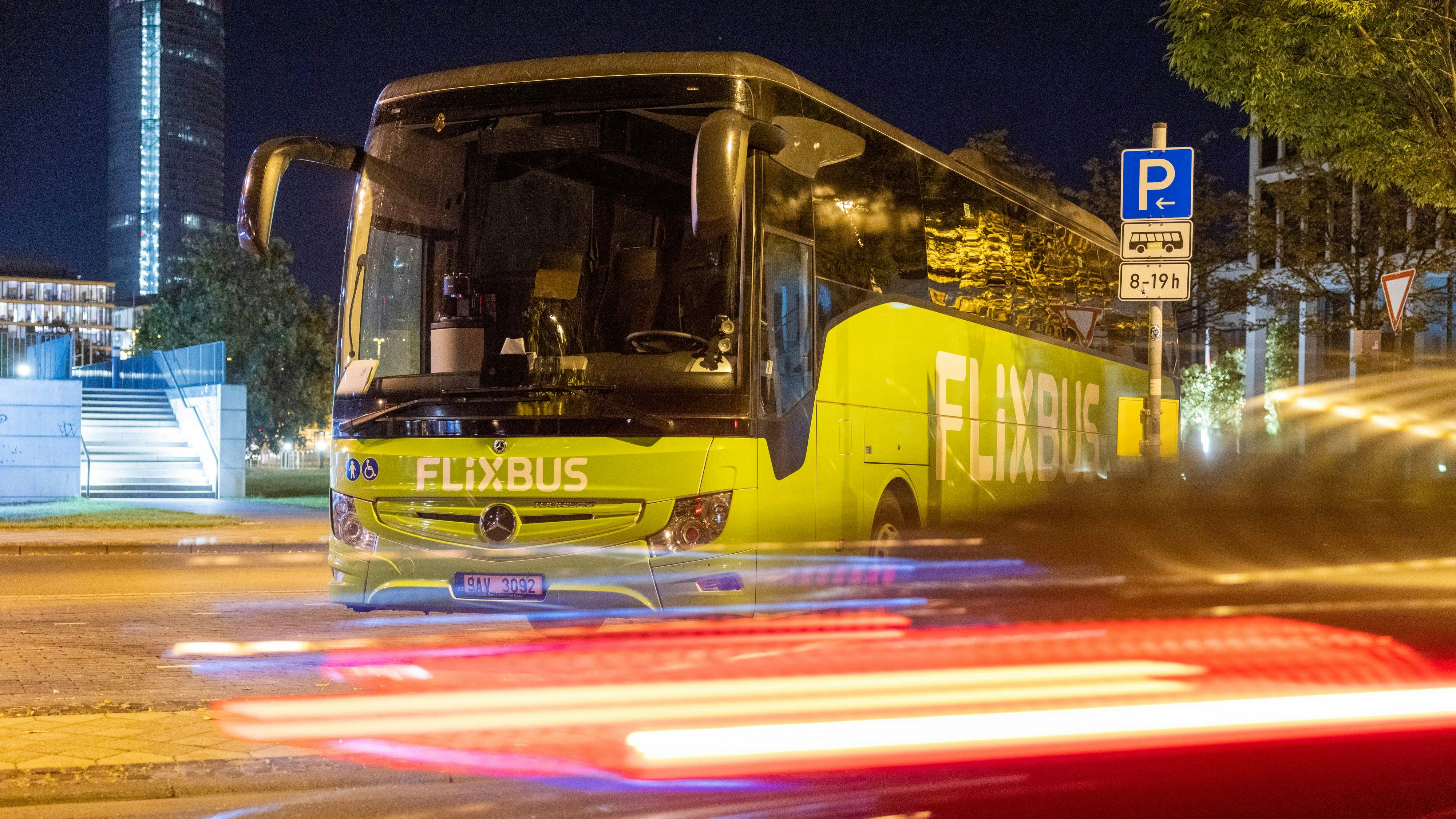 Heute.at - Schwerer Crash! Flixbus nach Wien kippt auf Autobahn um