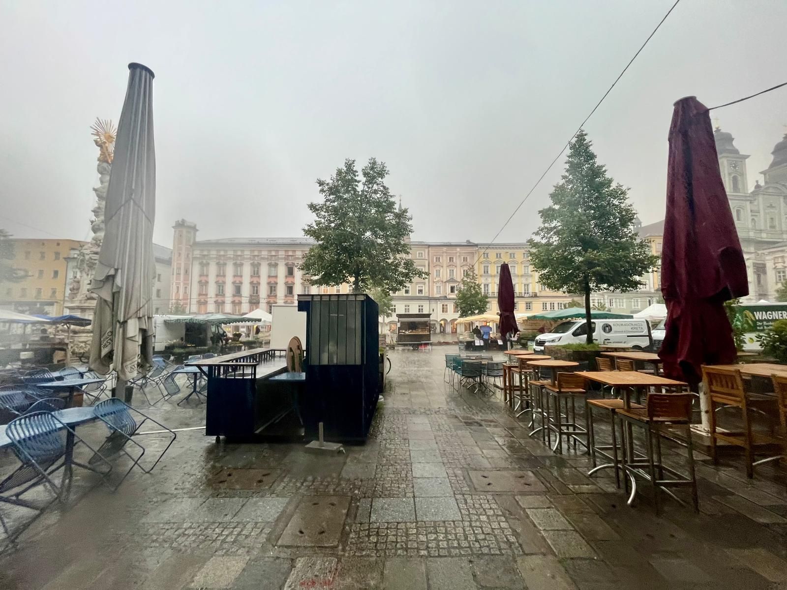 Wie aus dem Nichts ging ein gewaltiger Wolkenbruch auf den Linzer Hauptplatz nieder.