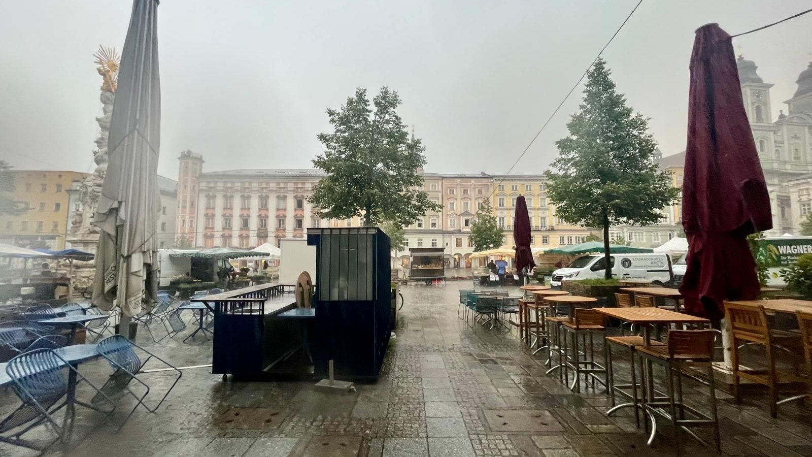 Heute.at - Regen ohne Ende: Wochenmarkt droht in Flut zu versinken