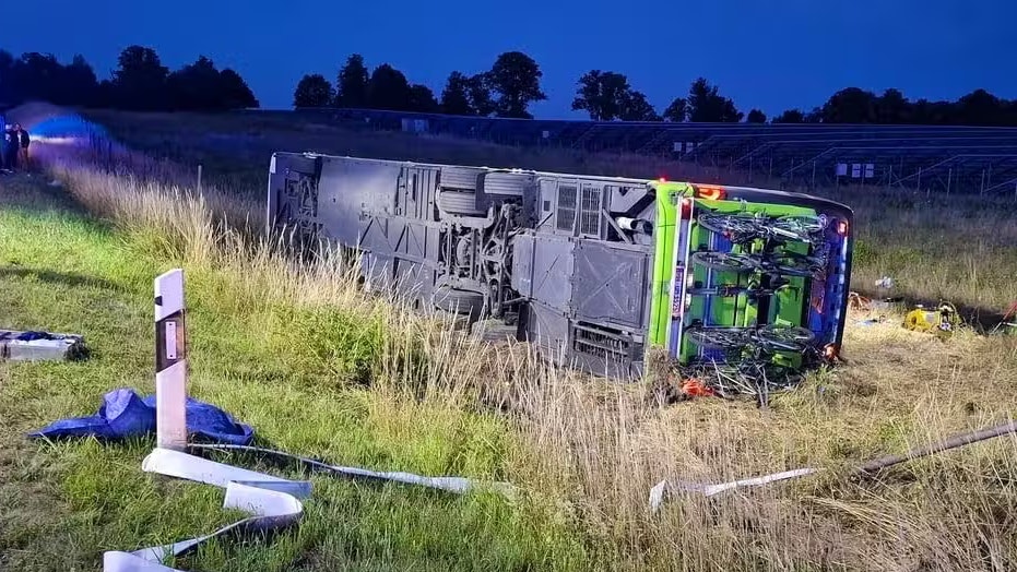 Heute.at - Schwerer Crash! Flixbus nach Wien kippt auf Autobahn um