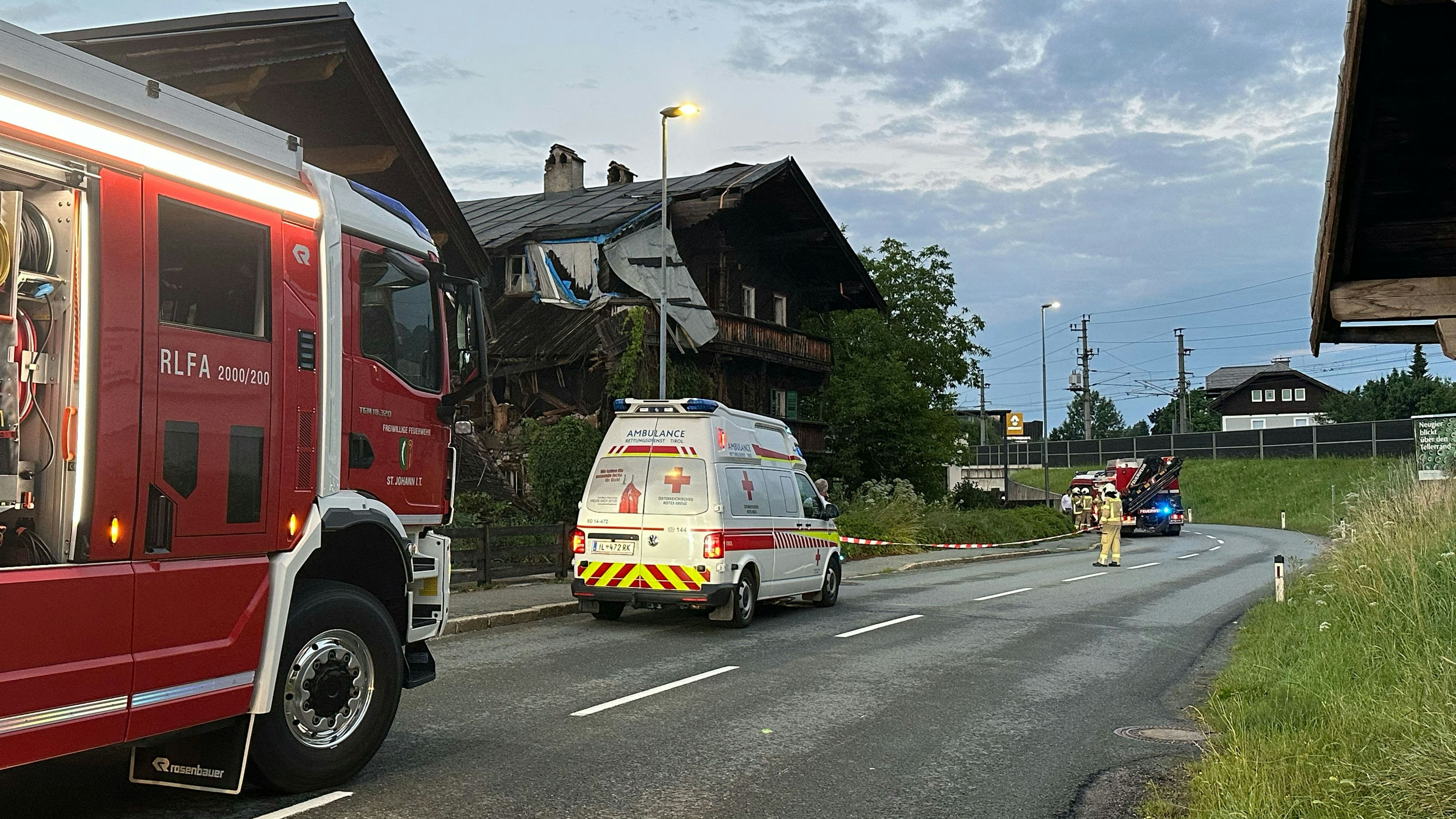 Heute.at - Großeinsatz! Gebäude in St. Johann in Tirol eingestürzt