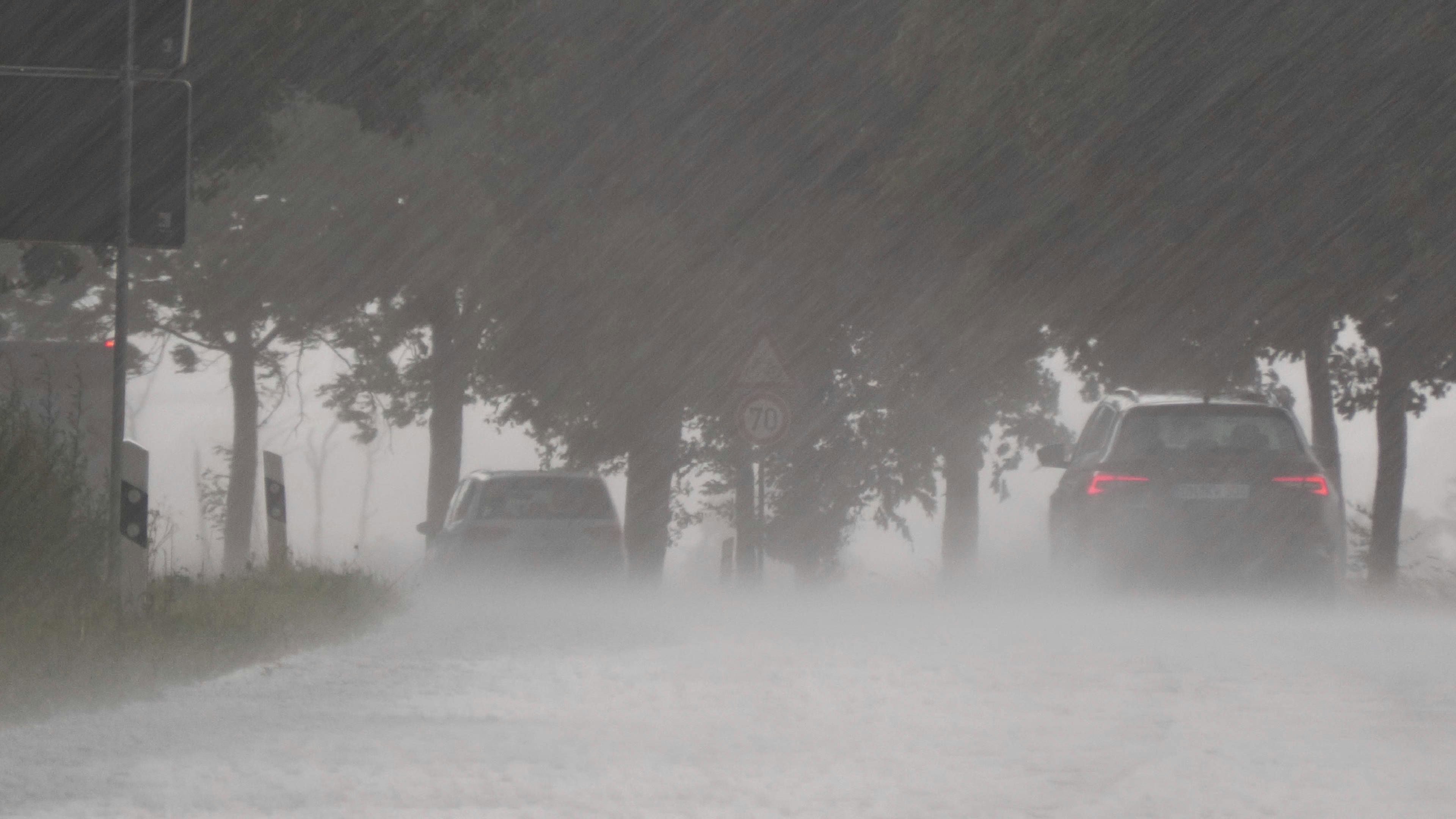 Heute.at - Kräftiges Gewitter zieht jetzt direkt über Österreich