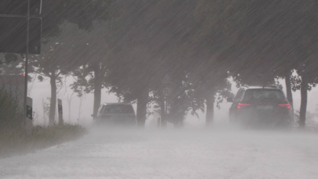 Kräftiges Gewitter zieht jetzt direkt über Österreich