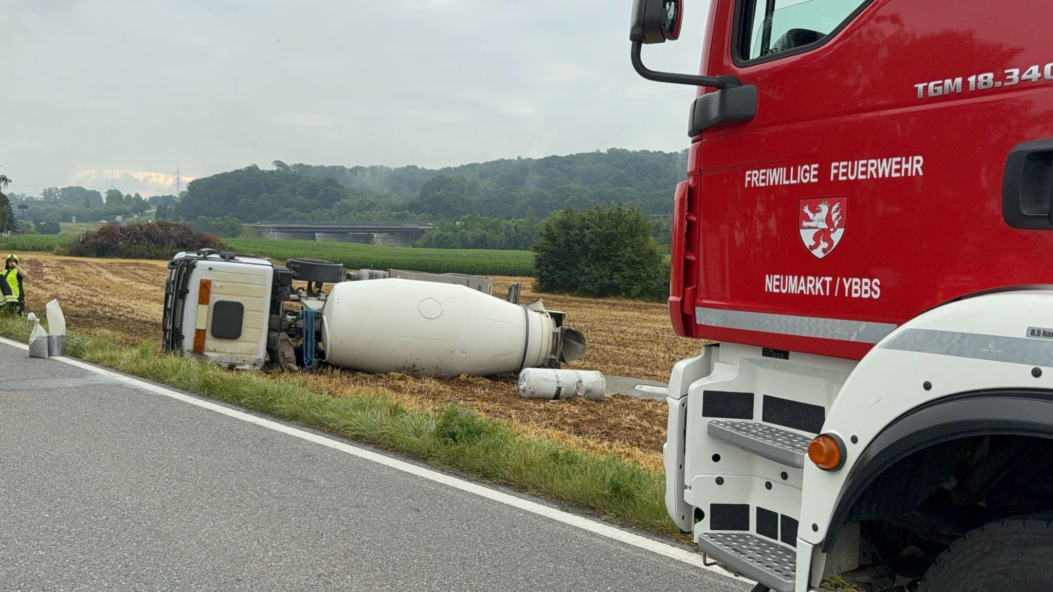 Der Lkw kam in einem angrenzenden Feld zum Liegen.