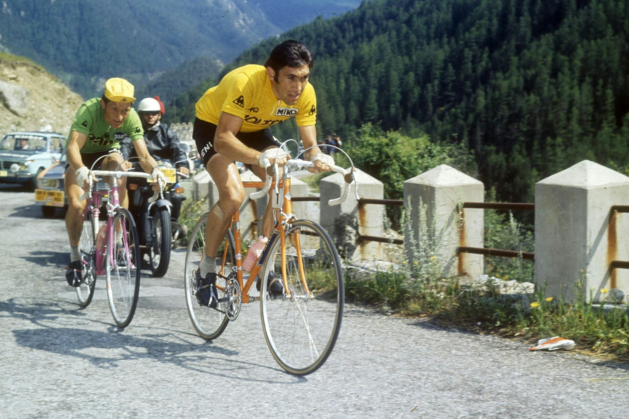 Der Belgier Eddy Merckx (hier in Gelb) ist mit fünf Siegen, gemeinsam mit den Franzosen Jacques Anquetil, Bernard Hinault und dem Spanier Miguel Indurain, Rekordsieger der Tour