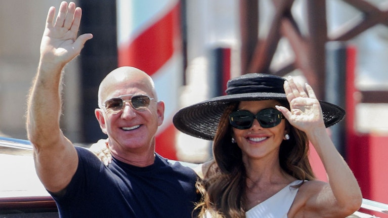 Nach der Hochzeit ist vor dem Abflug ins All. Jeff Bezos widmet 90 Prozent seiner Zeit Blue Origin. Jetzt könnte er vom Streit zwischen Donald Trump und Elon Musk profitieren und groß ins Weltraum-Geschäft mit der Regierung kommen. Es ist nicht sein einziger Job.