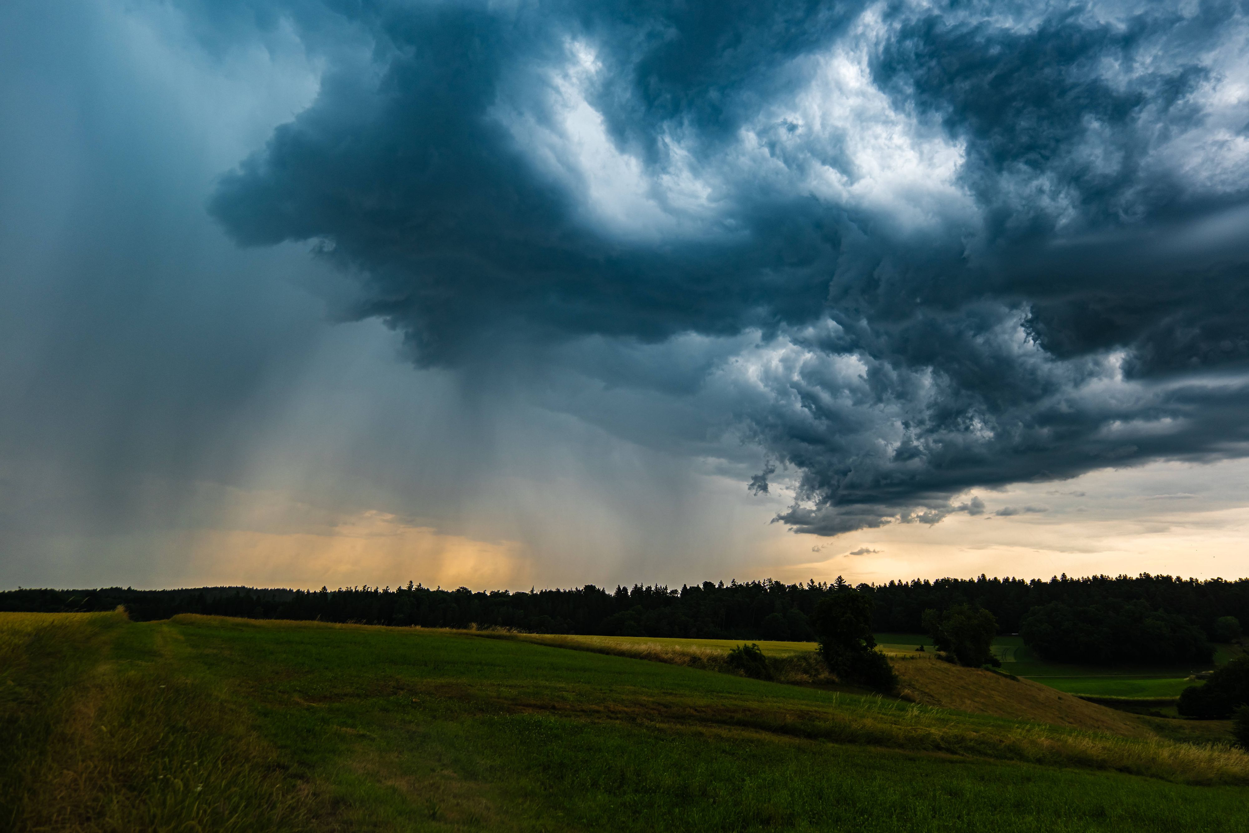 Ein kräftiges Gewitter zieht am Freitag über Österreich.