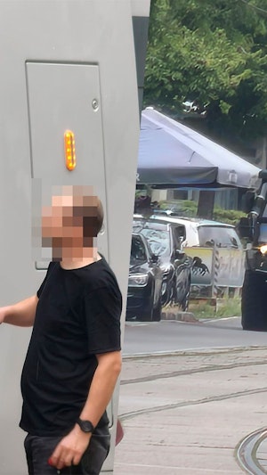 Großeinsatz in Wien-Penzing: Polizei sperrt Linzer Straße ab. Straßenbahn beschossen, Ermittlungen laufen. Aktuelle Entwicklungen im Überblick.
