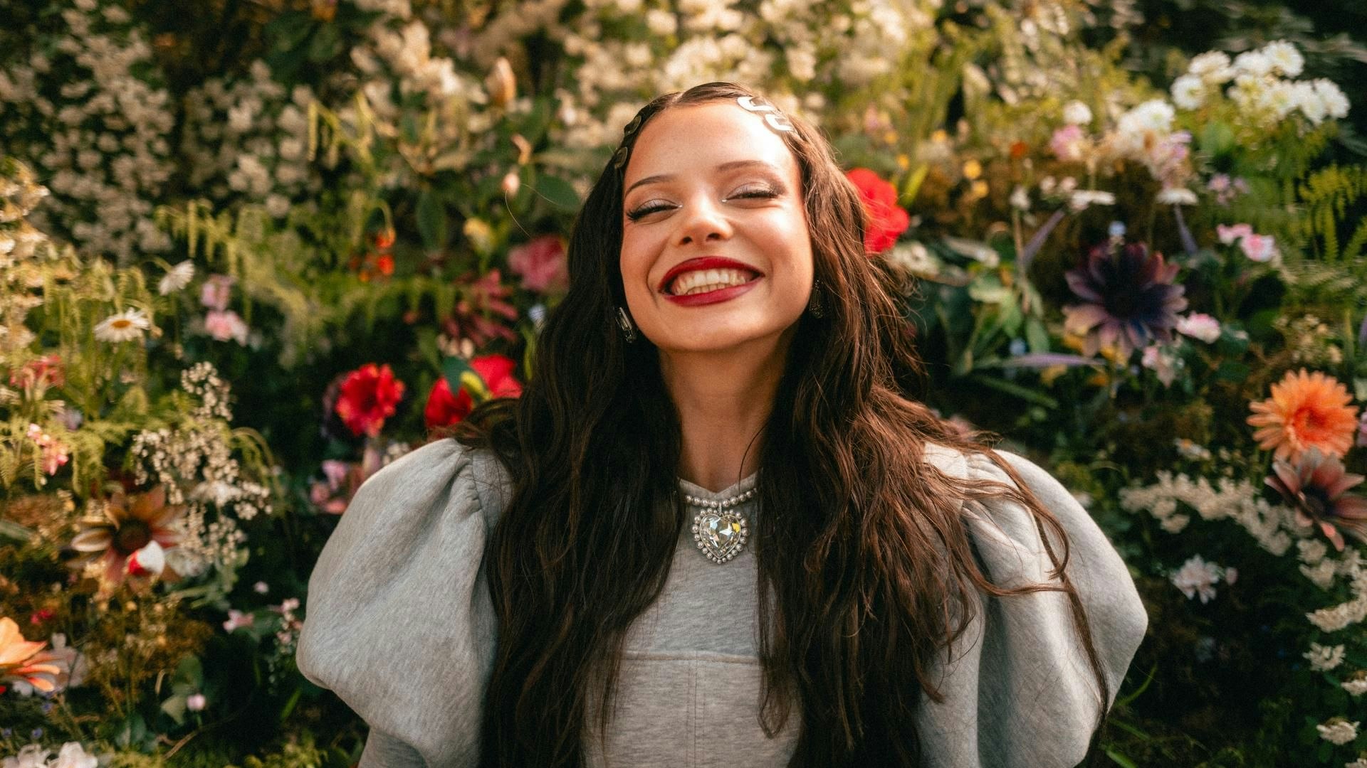 Nina Chuba trägt Swarovski im neuen Chart-Hit-Video "Wenn das Liebe ist". 