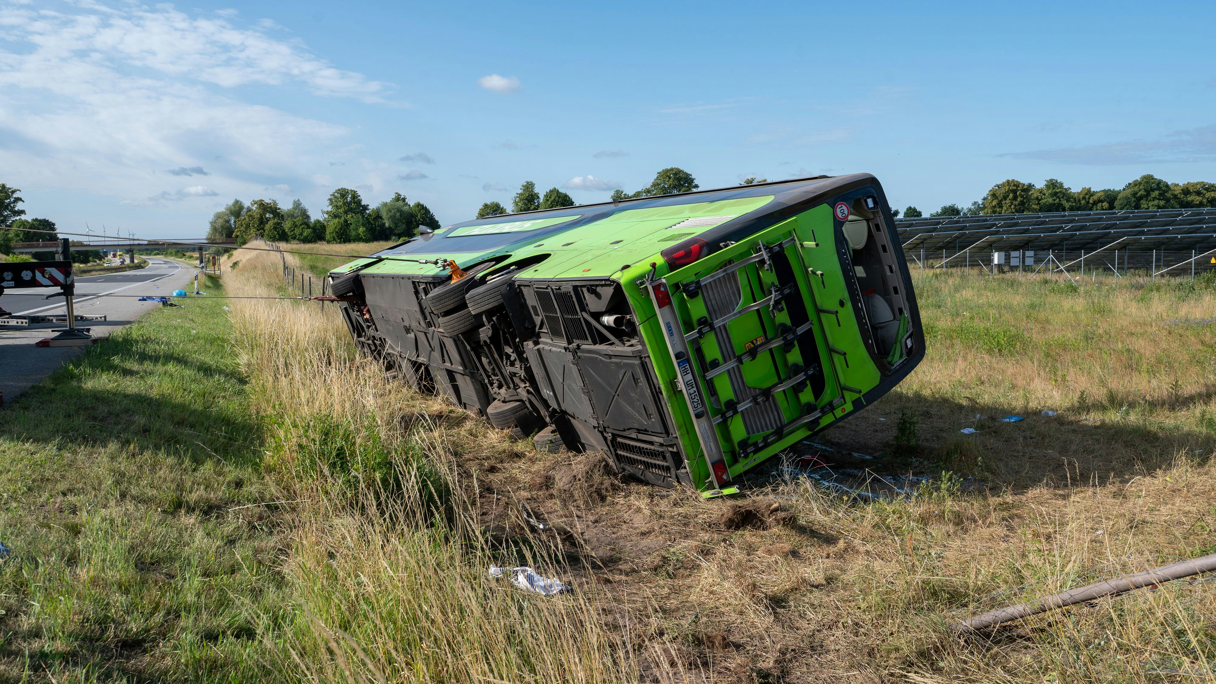 Heute.at - Flixbus-Fahrgast nach Crash 2 Stunden in Wrack gefangen