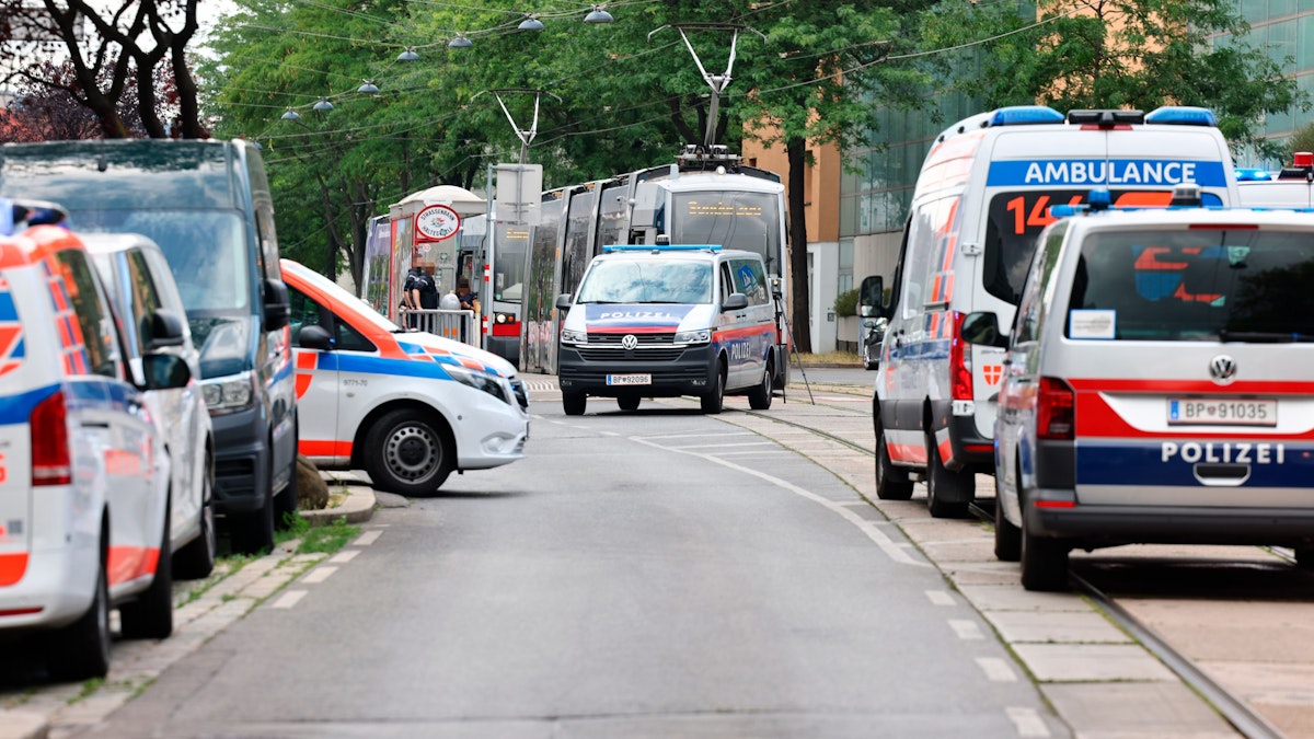 Bilder des Großeinsatzes nach einem Schuss auf eine Bim in der Linzer Straße.