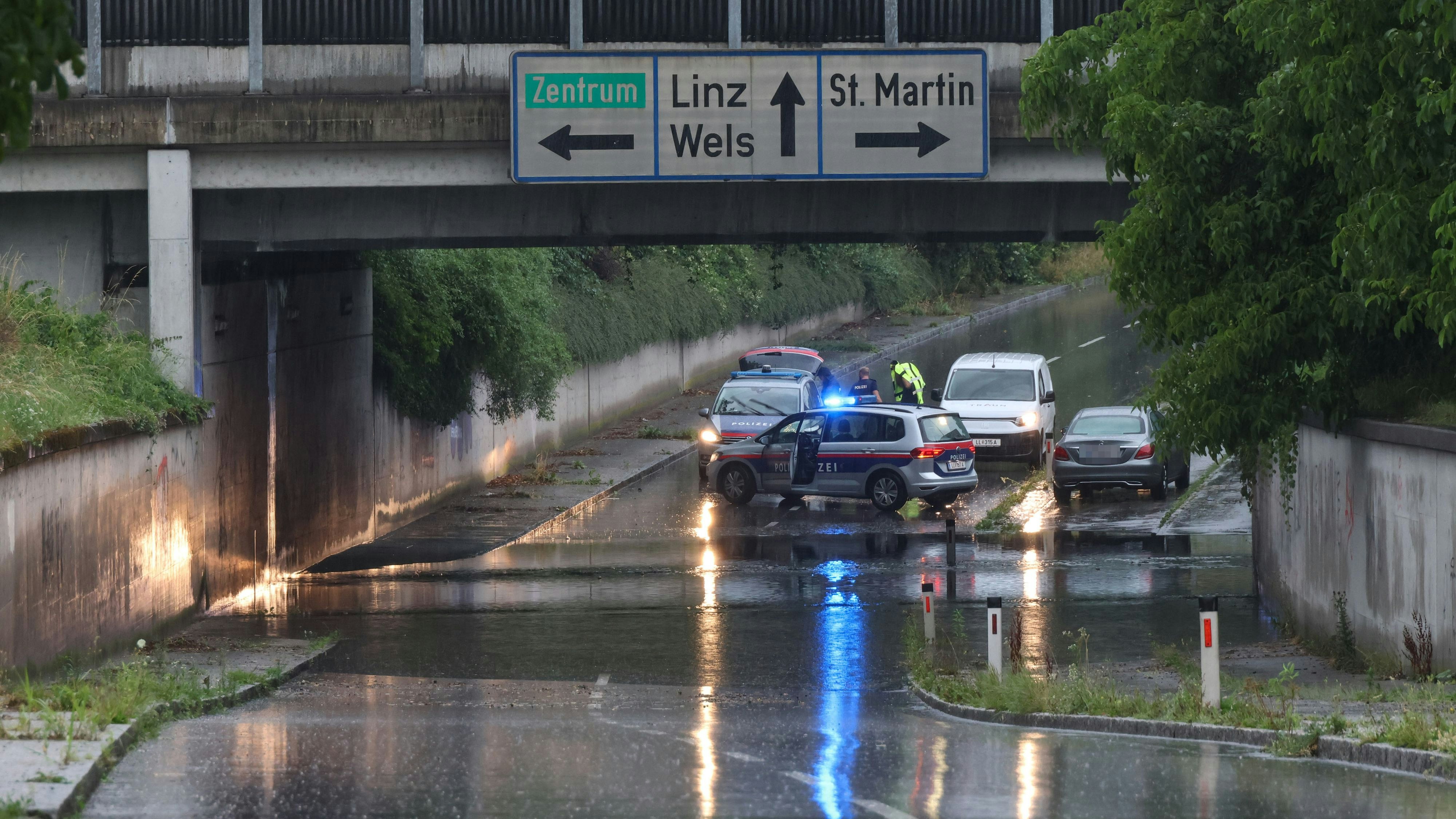 Mehrere Unterführungen mussten gesperrt werden.