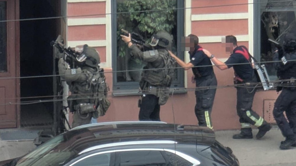 Heute.at - Schwer bewaffnete Cobra-Polizisten jagen Penzing-Sniper