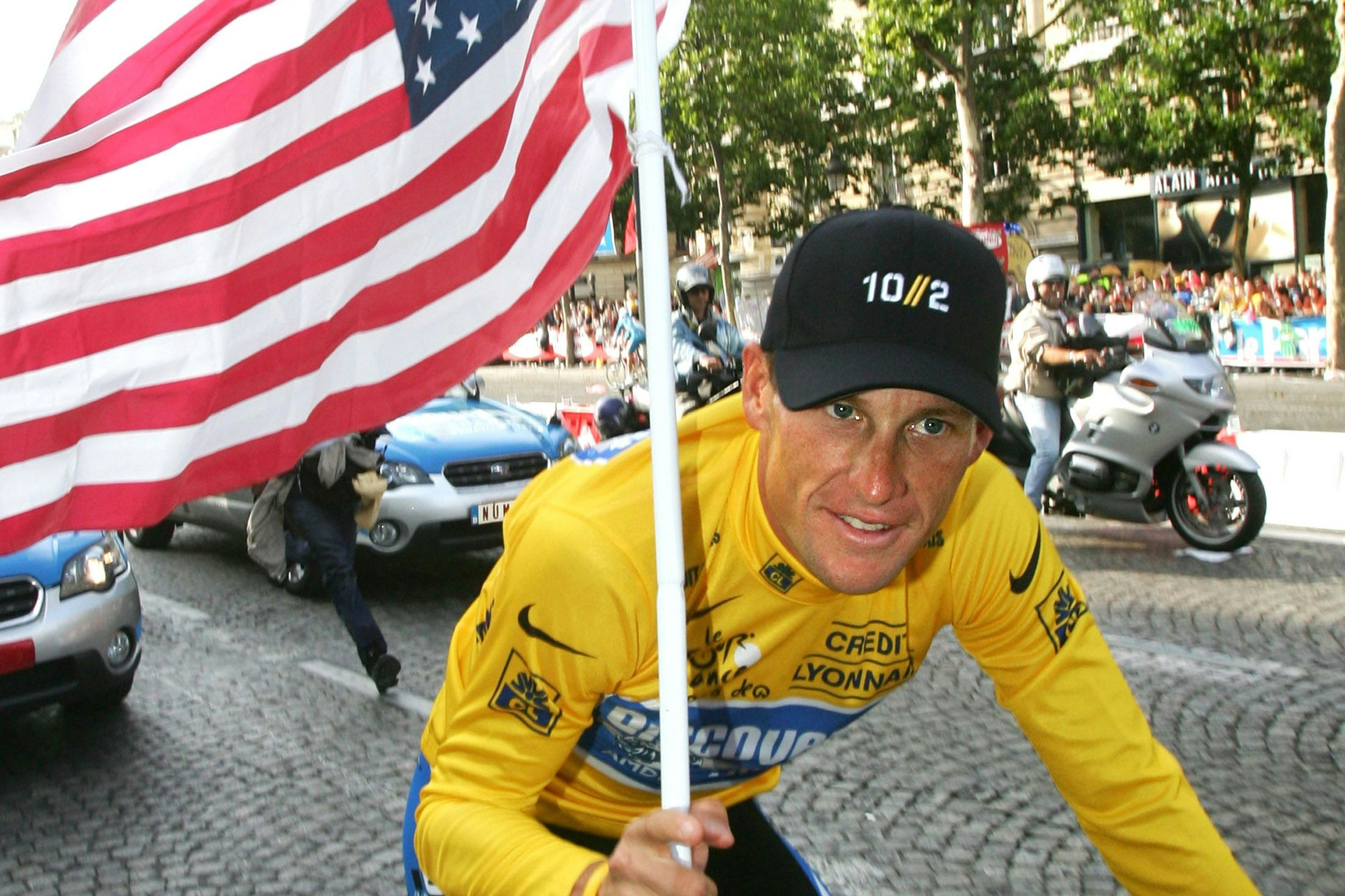 Der Amerikaner Lance Armstrong auf den Champs-Élyssée im Jahr 2005 bei seinem siebenten und letzten Sieg bei der Tour. Alle Titel wurden ihm einige Jahre später wegen Dopings aberkannt