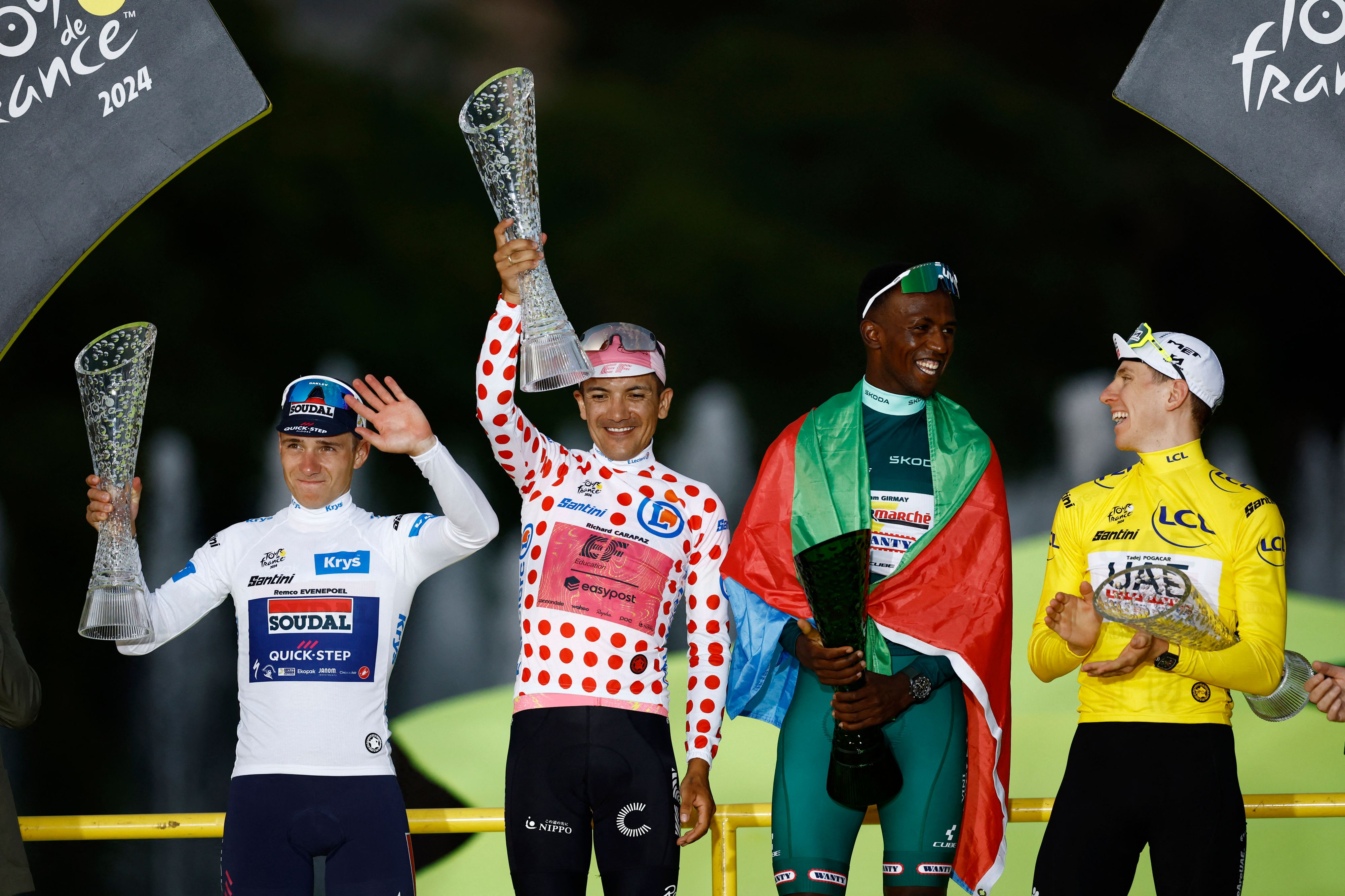Alle Farben der Rad-Welt: Gesamtsieger Tadej Pogacar in Gelb, Sprintwertungs-Sieger Biniam Girmay (Eritrea) in Grün, Bergwertungs-Sieger Richard Carapaz (Ecuador) im gepunkteten Trikot und der Belgier Remco Evenepoel als bester Nachwuchsfahrer in Weiß am Ende derTour de France 2024