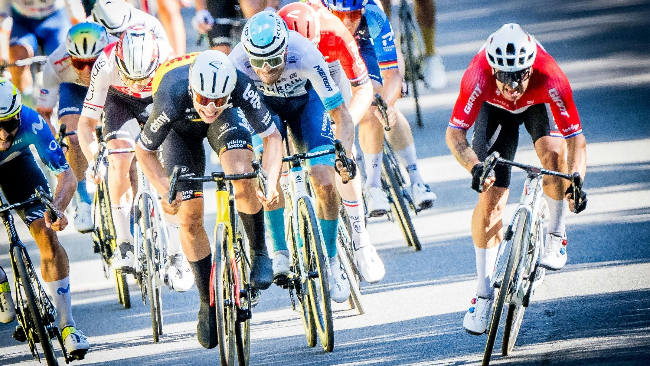In der ersten Tour-Woche finden traditionell nur Flachland-Etappen statt. Hier kommt es regelmäßig zu abenteuerlichen Zielsprints um den Tagessieg – so wie hier zwischen dem Belgier Arnaud de Lie (l.) und dem Niederländer Dylan Groenewegen auf der 6. Etappe 2024 in Dijon