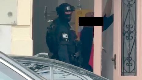 Die Polizei hat nach dem Schuss auf eine Bim auf der Linzer Straße einen Verdächtigen angehalten.