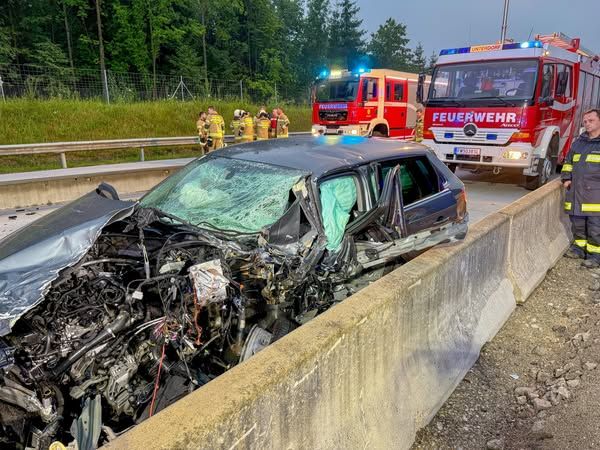 Zwei Personen wurden bei dem Unfall schwer verletzt.