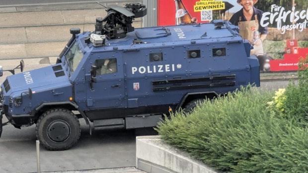 Sniper in Wien! Panzer fahren nach Schuss auf Bim auf