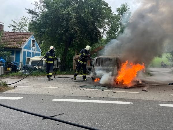 Die Feuerwehrleute konnten den Pkw löschen.