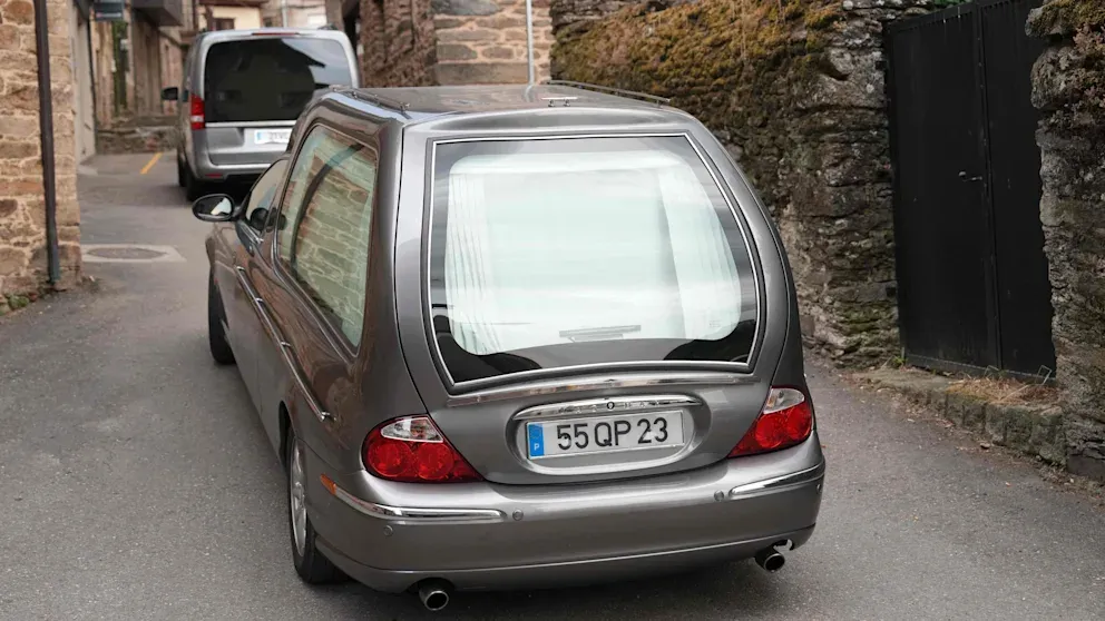 Diese Leichenwagen brachten die tödlich verunglückten Brüder am Donnerstag zurück nach Portugal