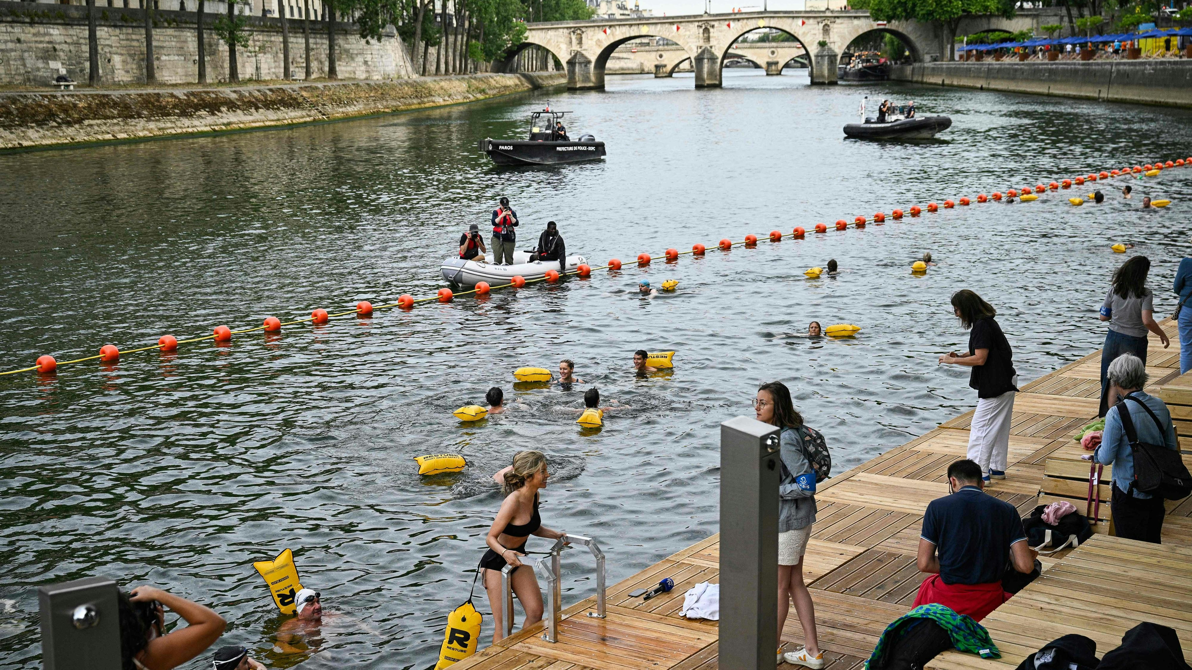 Heute.at - Franzosen plantschen wieder in der Seine