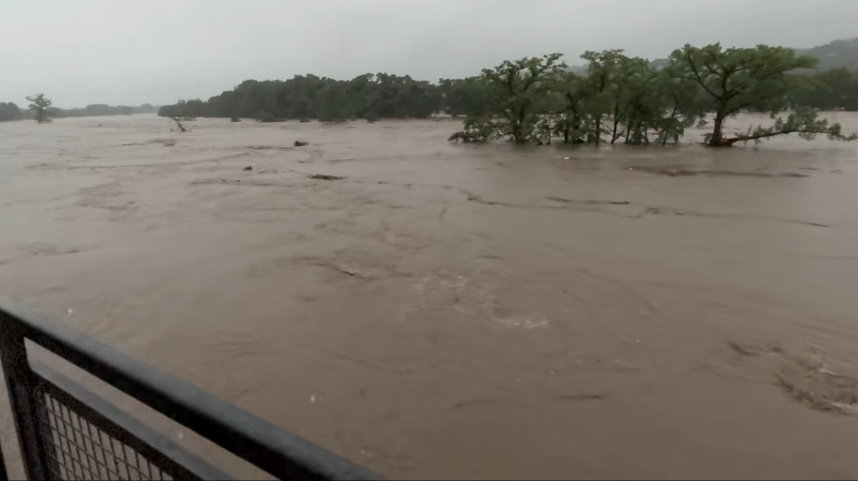 Flüsse schwollen innerhalb kürzester Zeit an. 