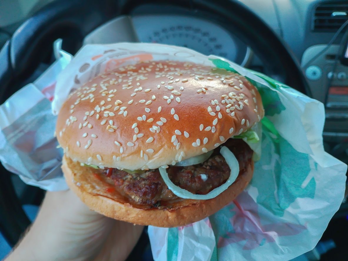 Wer im Auto zum falschen Snack greift, riskiert nicht nur Flecken und Brösel, sondern auch üble Gerüche.