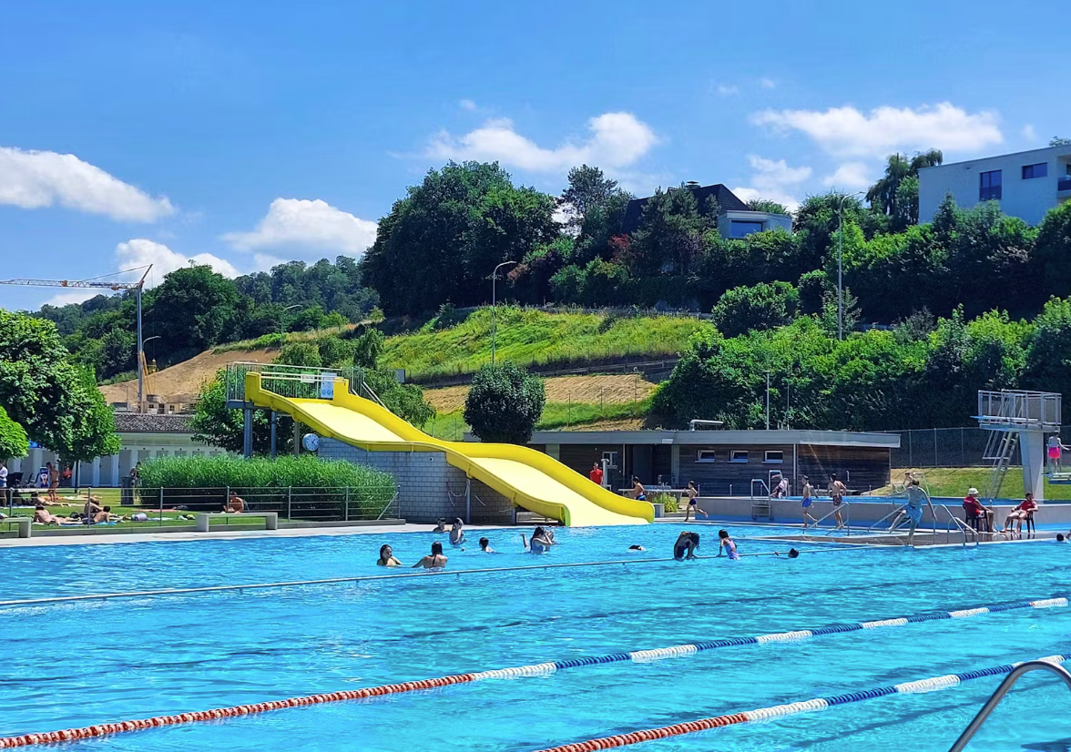 Seit Freitag kommt man nur noch mit einem Schweizer Pass oder einer gültigen Aufenthaltsbewilligung in das Freibad Porrentruy.