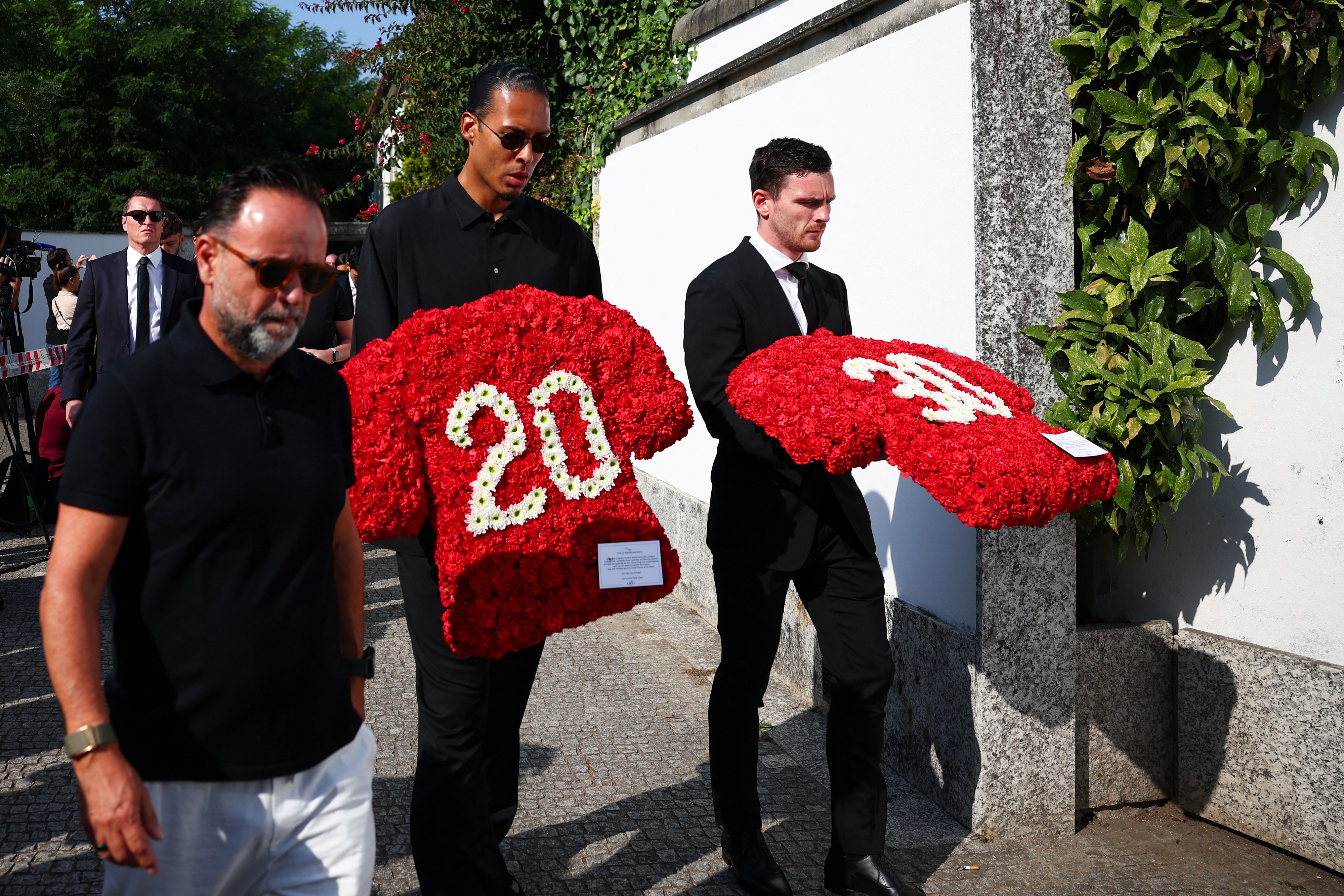 Blumen-Buketts mit den Trikotnummern erinnern an die beiden Brüder. 
