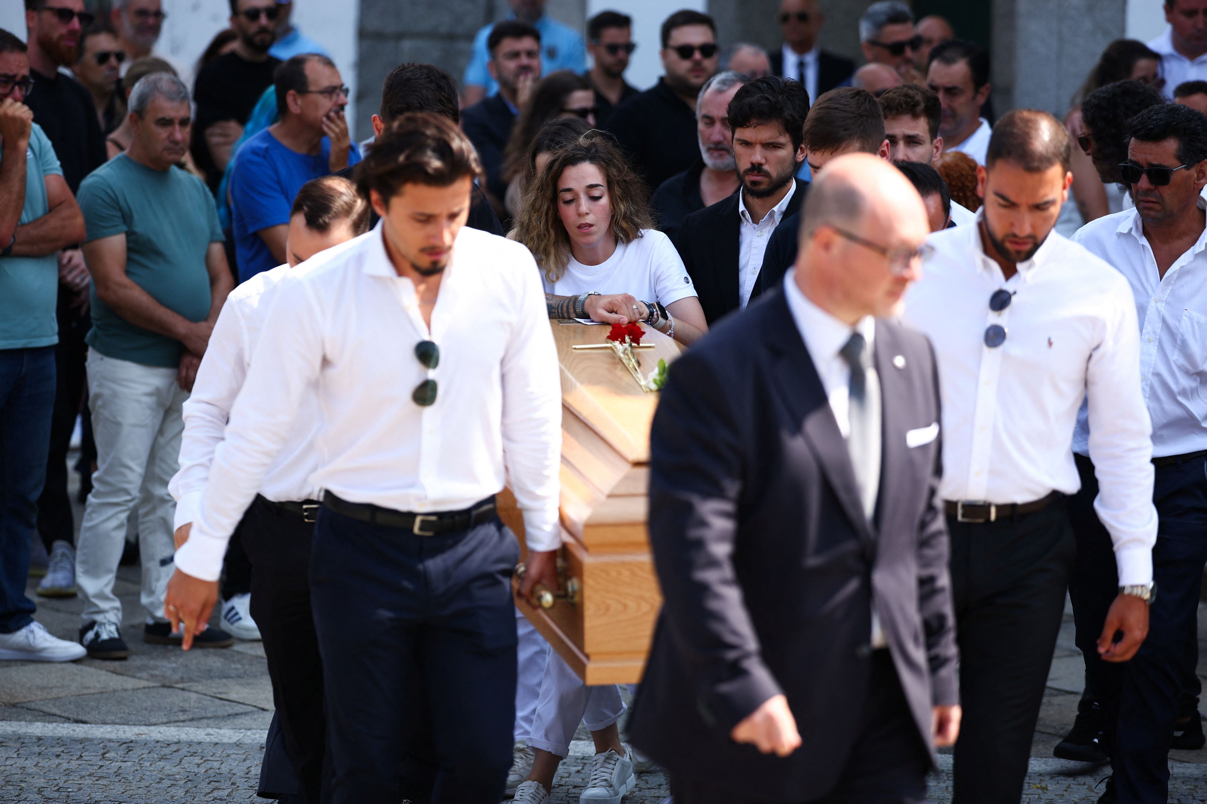 Witwe Rute Cardoso, die Frau von Diogo Jota, ging hinter dem Sarg ihres toten Mannes. 