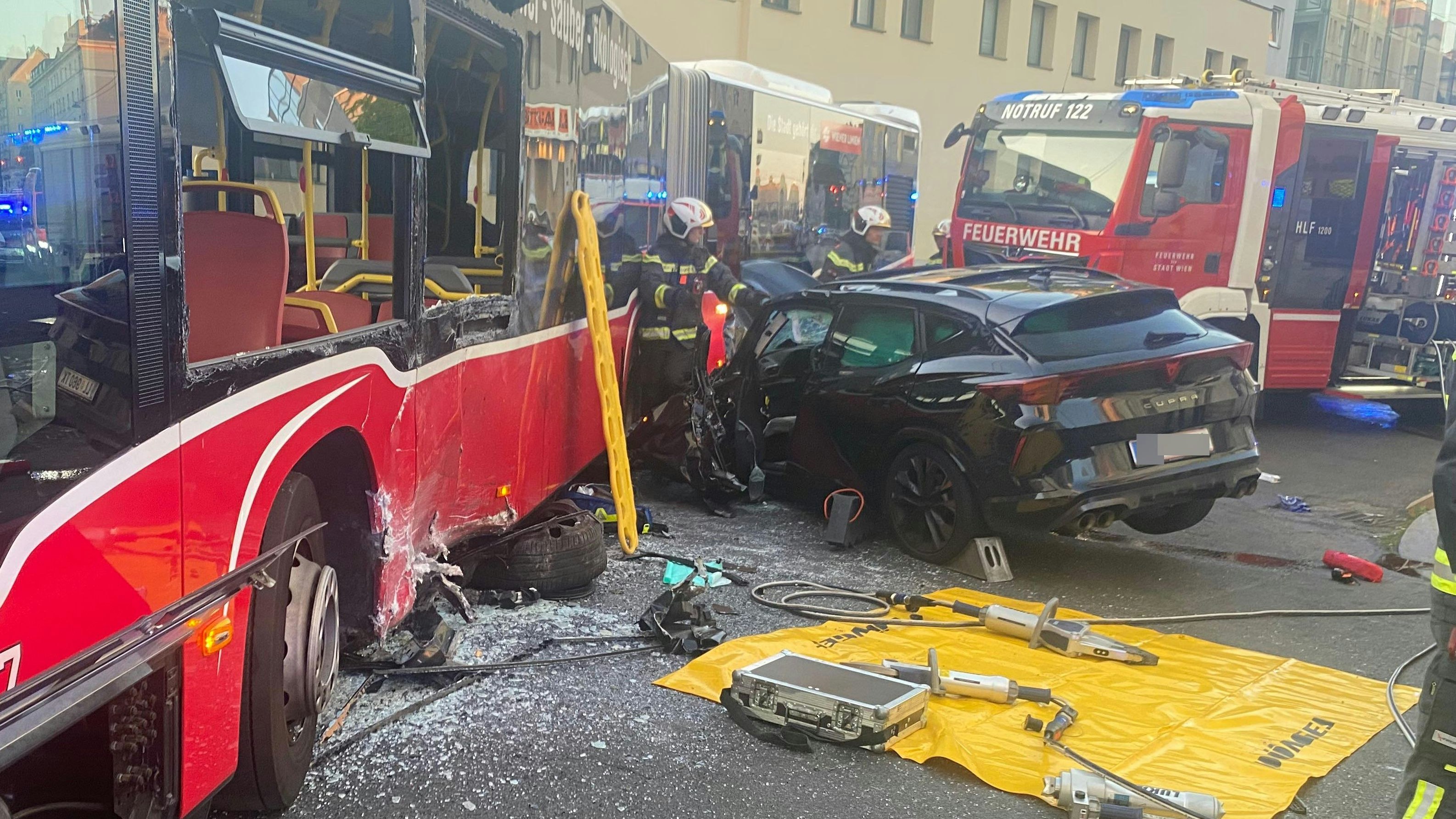 Heute.at - Heftiger Unfall in Wien! Auto kracht in Linienbus