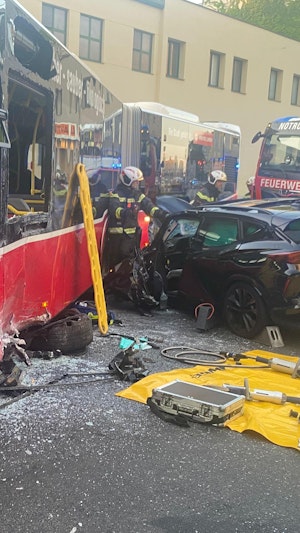 Am Samstag in der Früh ereignete sich in Wien-Favoriten ein verehrender Unfall. Ein PKW krachte in einen Bus der Wiener Linien.