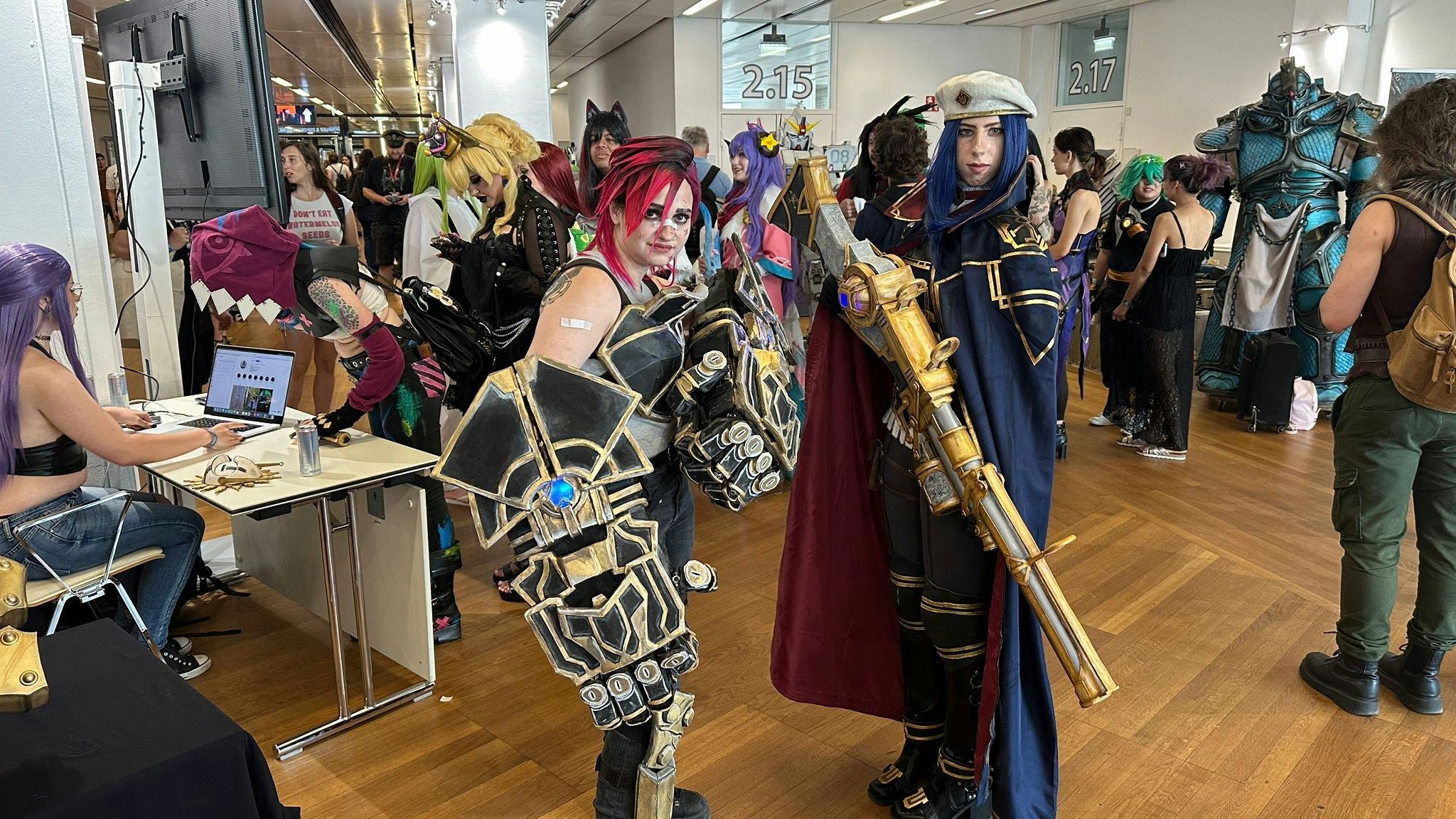 Zahlreiche Cosplays sind auf dem Gelände unterwegs. Hier zu sehen: Vi (links) und Caitlyn (rechts) aus League of Legends.
