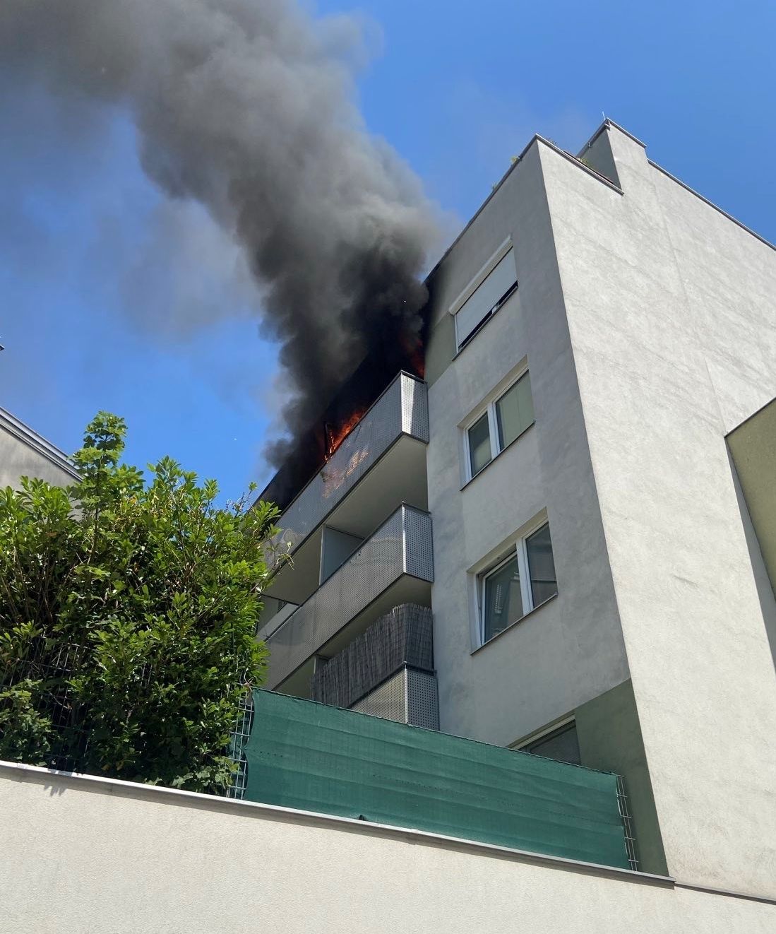 Am Samstag geriet ein Balkon in Vollbrand
