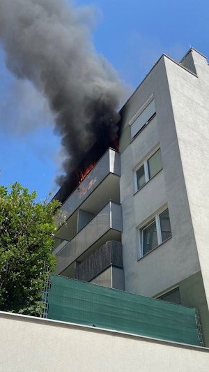 In Wien-Floridsdorf mussten die Einsatzkräfte am Samstag zu einem Einsatz ausrücken. Ein Balkon war in Vollbrand geraten, dichter Rauch stieg auf.