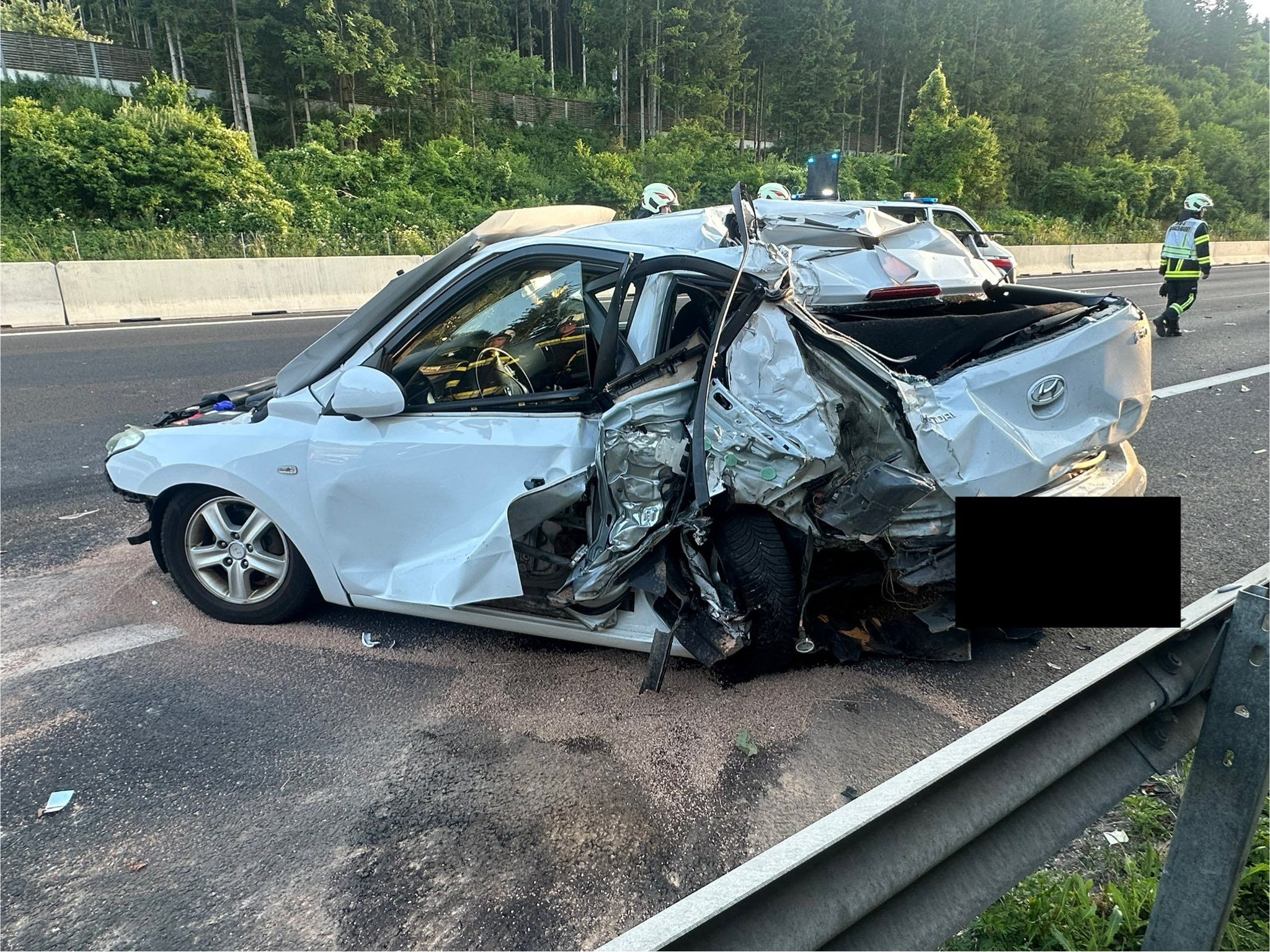 Der Pkw-Lenker erlitt schwere Verletzungen.