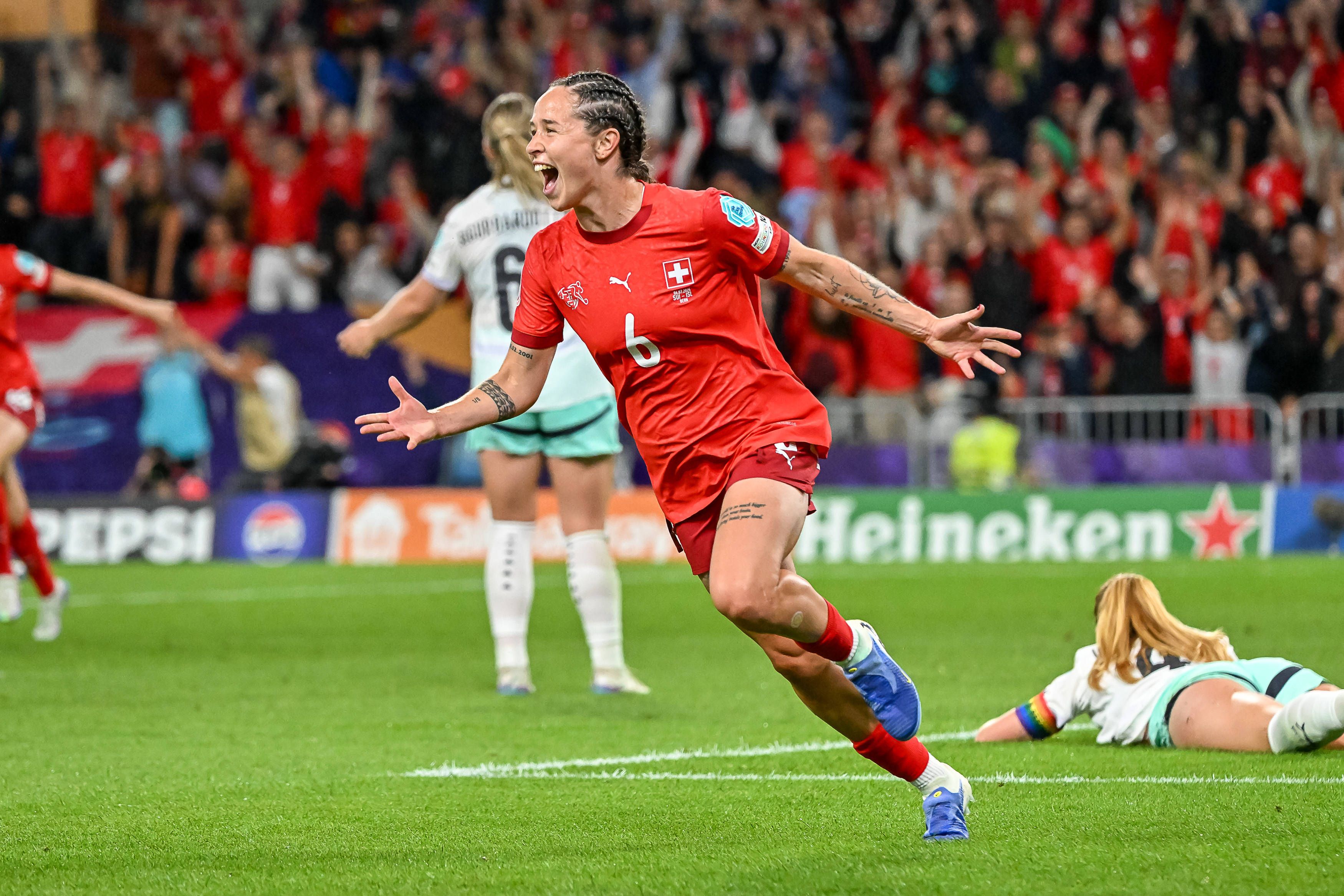 Geraldine Reuteler jubelt über das Tor zum 1:0.