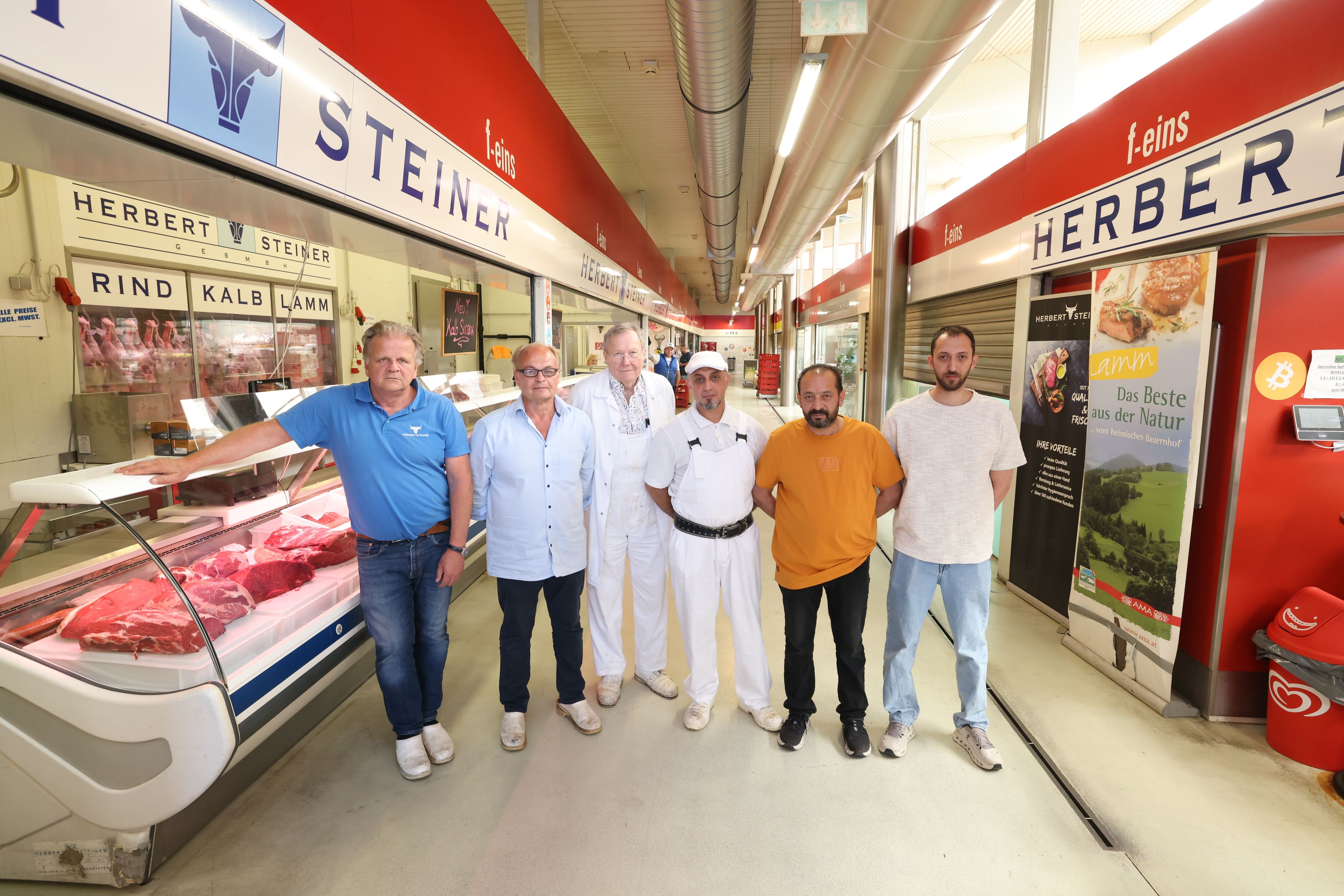 Stehen vor dem Existenz-Aus (v.l.): Herbert Steiner, Franz Grögl, Friedrich Szabo, Dragica Mosic sowie Kadim und Murat Öztürk