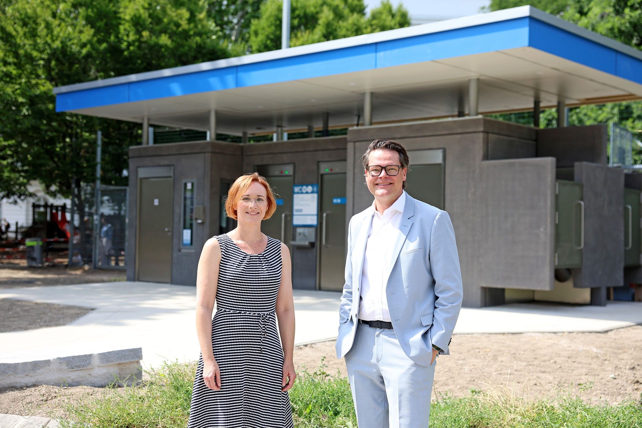 Bezirksvorsteherin Lea Halbwidl und Stadtrat Jürgen Czernohorszky vor der neuen Toilette.